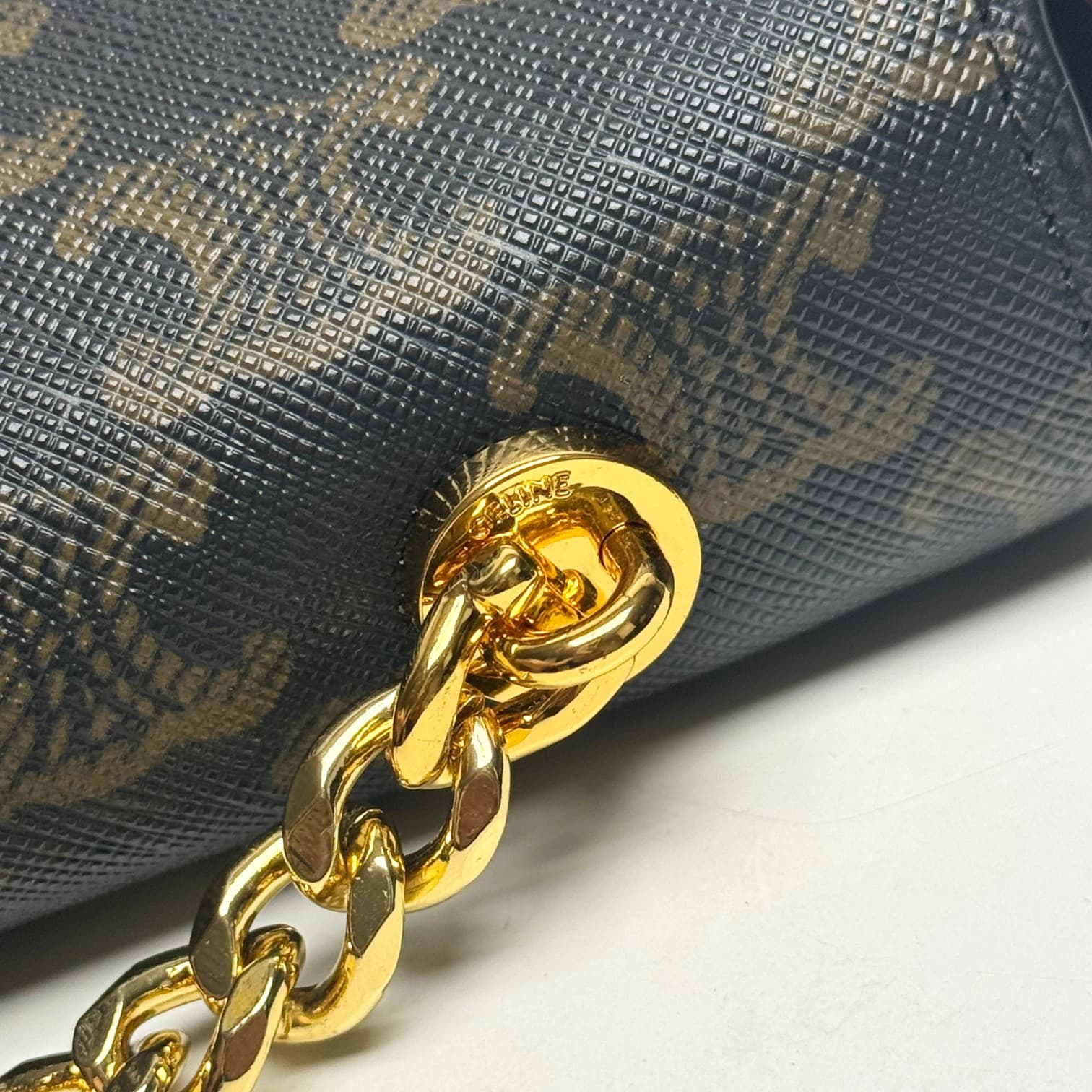 C438 CE2022 Spring/Summer Collection – New short chain shoulder bag. The size is similar to the old leather shoulder bag. The design changes from leather straps to chains; the texture of the chains makes the bag look more luxurious and stylish, enhancing  — image 5