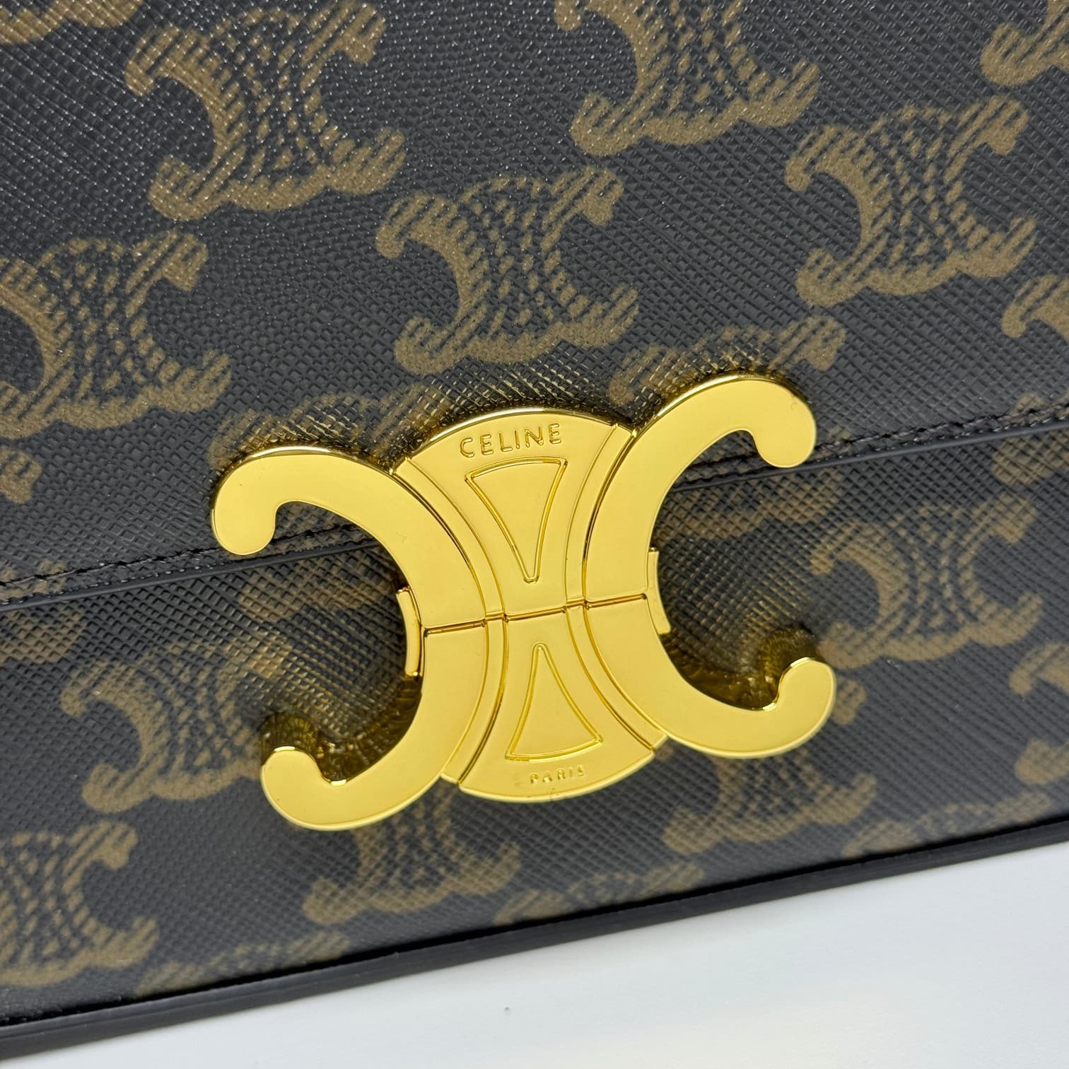 C438 CE2022 Spring/Summer Collection – New short chain shoulder bag. The size is similar to the old leather shoulder bag. The design changes from leather straps to chains; the texture of the chains makes the bag look more luxurious and stylish, enhancing  — image 2