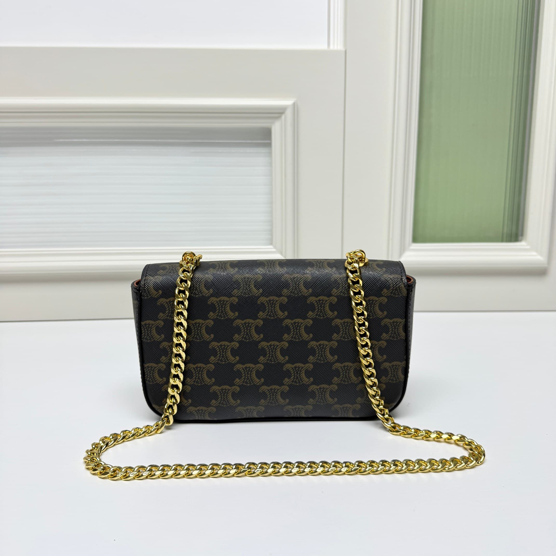 C438 CE2022 Spring/Summer Collection – New short chain shoulder bag. The size is similar to the old leather shoulder bag. The design changes from leather straps to chains; the texture of the chains makes the bag look more luxurious and stylish, enhancing  — image 4