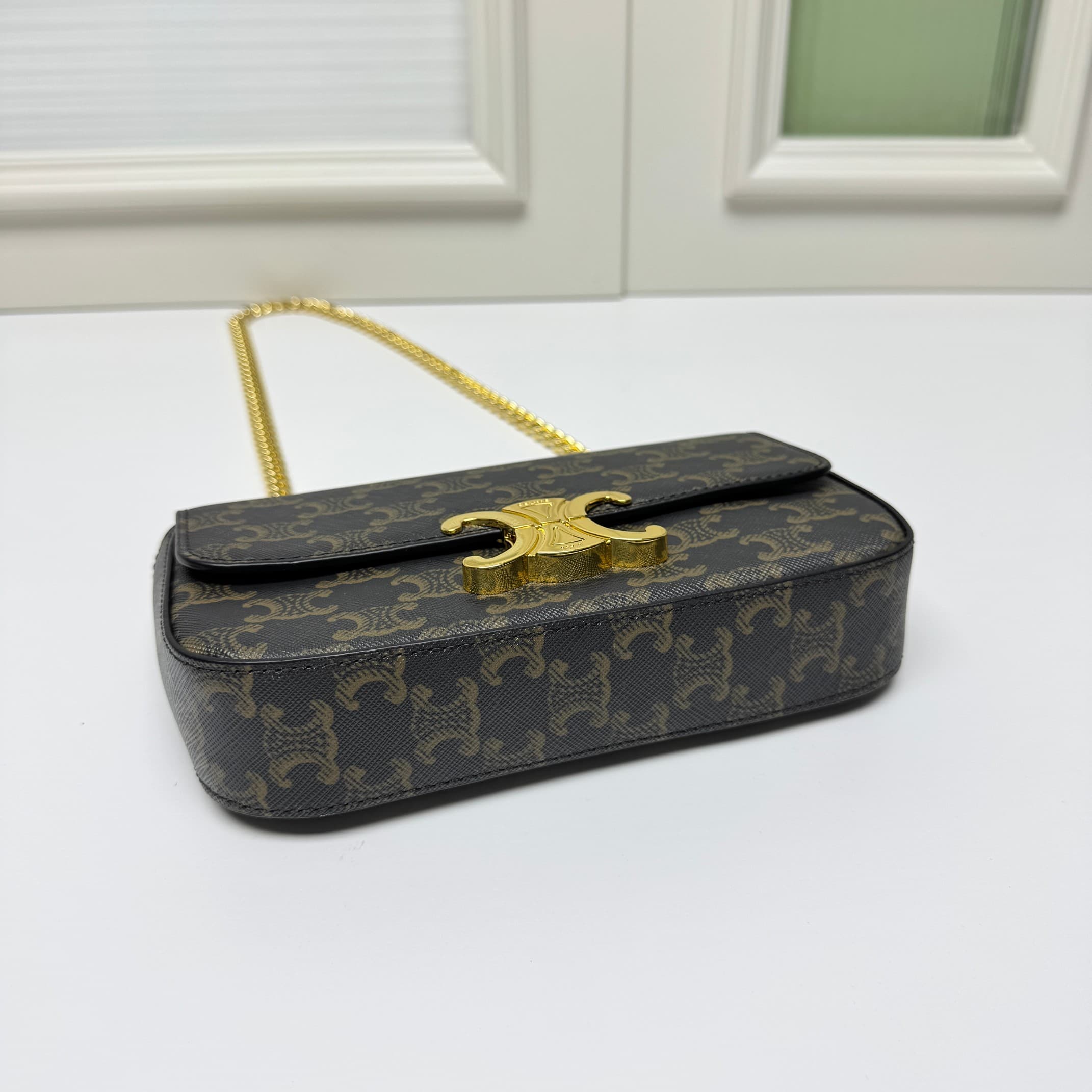 C438 CE2022 Spring/Summer Collection – New short chain shoulder bag. The size is similar to the old leather shoulder bag. The design changes from leather straps to chains; the texture of the chains makes the bag look more luxurious and stylish, enhancing  — image 6