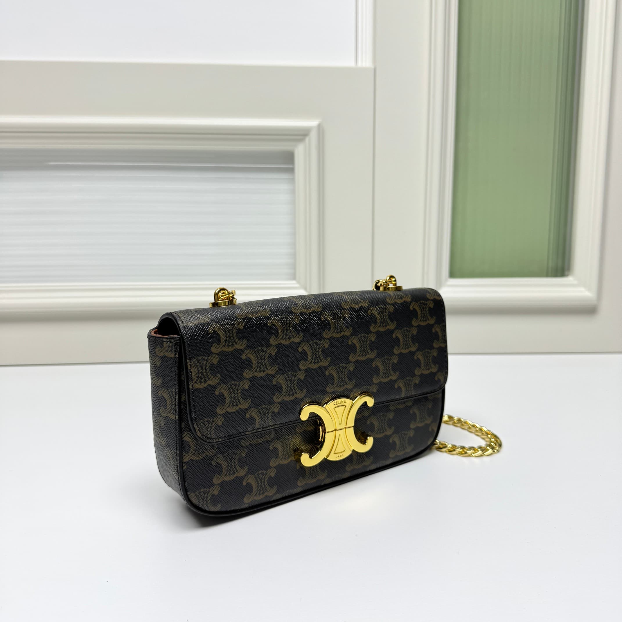 C438 CE2022 Spring/Summer Collection – New short chain shoulder bag. The size is similar to the old leather shoulder bag. The design changes from leather straps to chains; the texture of the chains makes the bag look more luxurious and stylish, enhancing  — image 3