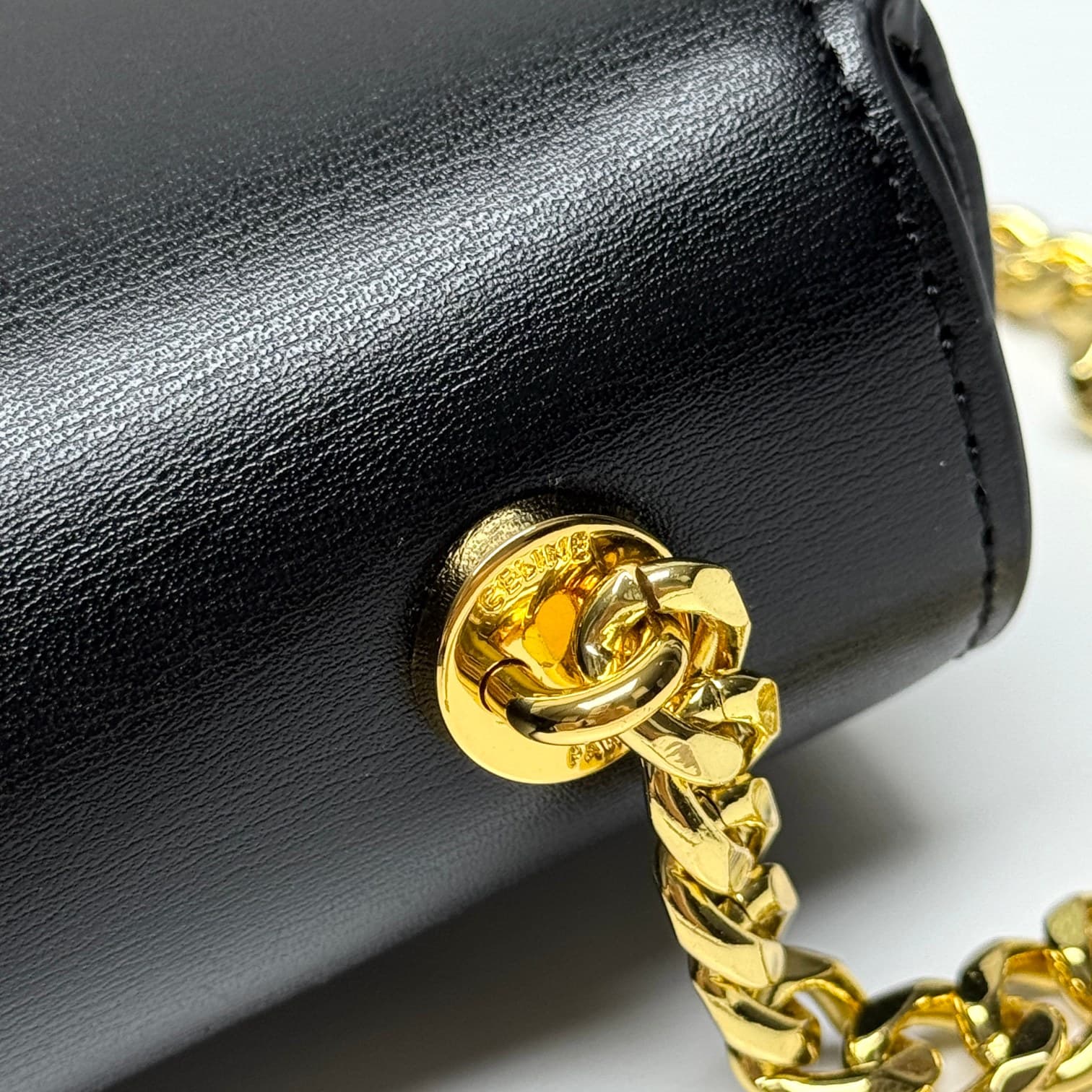 C437 CE2022 Spring/Summer Collection – New short chain shoulder bag. The size is similar to the previous cowhide shoulder bag. The design changes from cowhide straps to chains; the texture of the chains makes the bag feel more luxurious and stylish, enhan — image 5