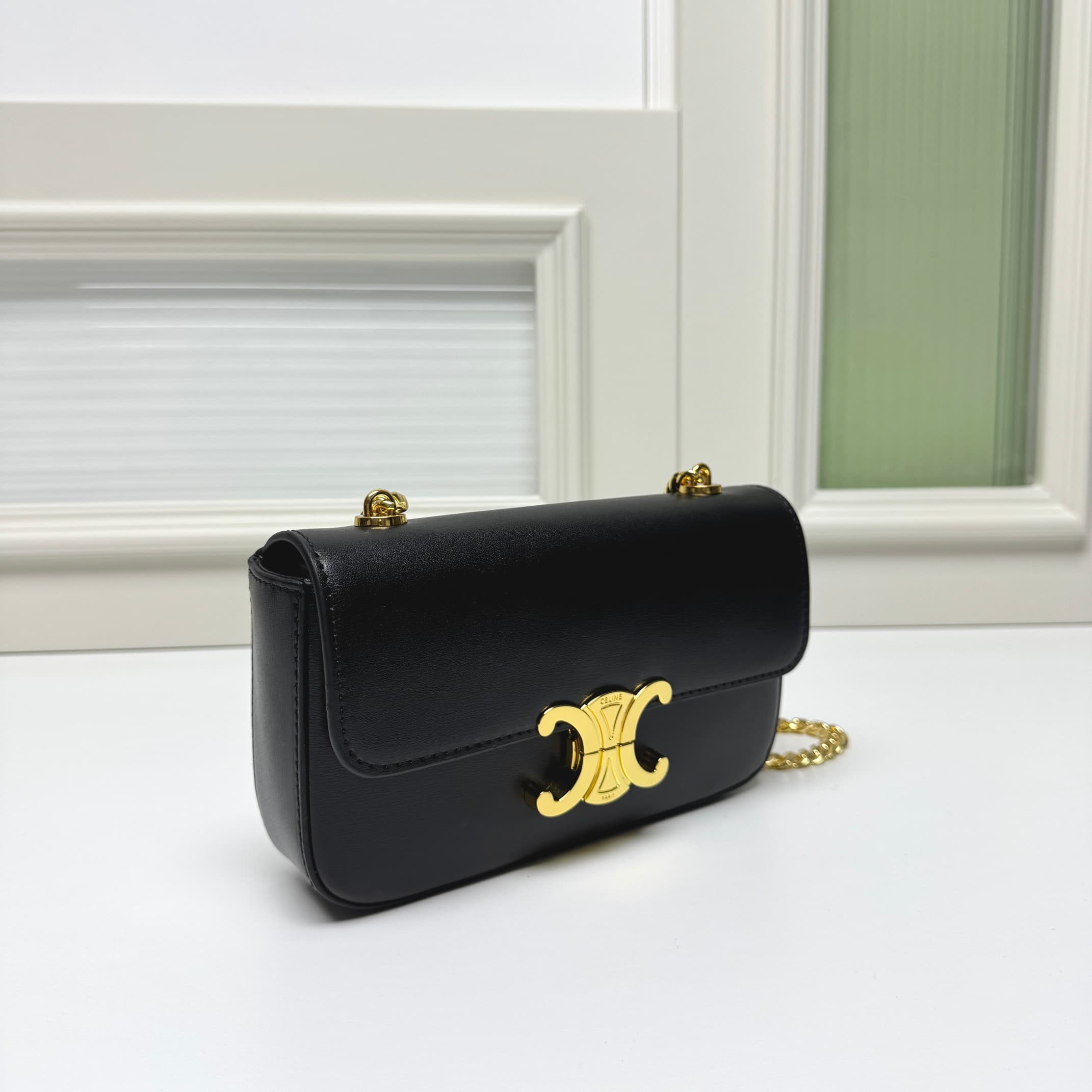 C437 CE2022 Spring/Summer Collection – New short chain shoulder bag. The size is similar to the previous cowhide shoulder bag. The design changes from cowhide straps to chains; the texture of the chains makes the bag feel more luxurious and stylish, enhan — image 3