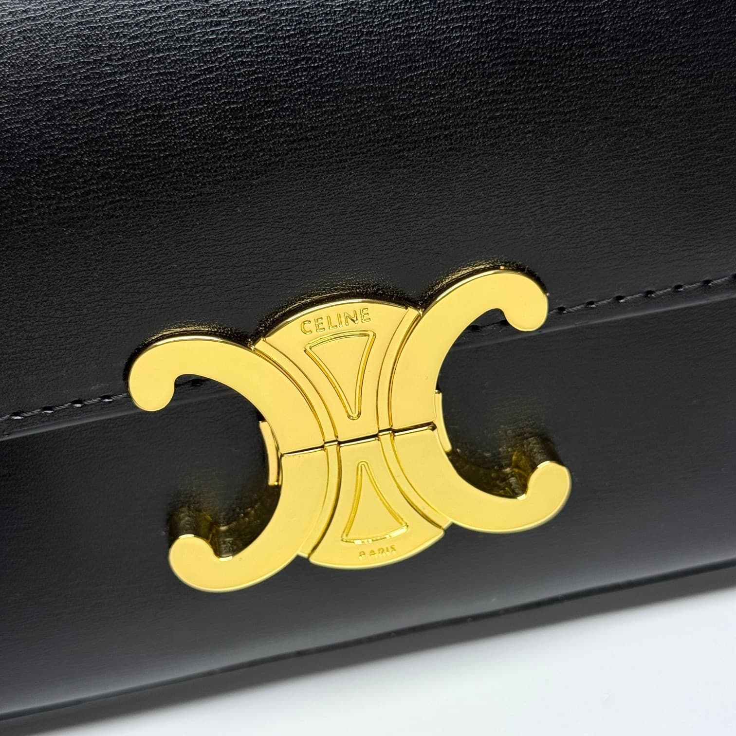 C437 CE2022 Spring/Summer Collection – New short chain shoulder bag. The size is similar to the previous cowhide shoulder bag. The design changes from cowhide straps to chains; the texture of the chains makes the bag feel more luxurious and stylish, enhan — image 2