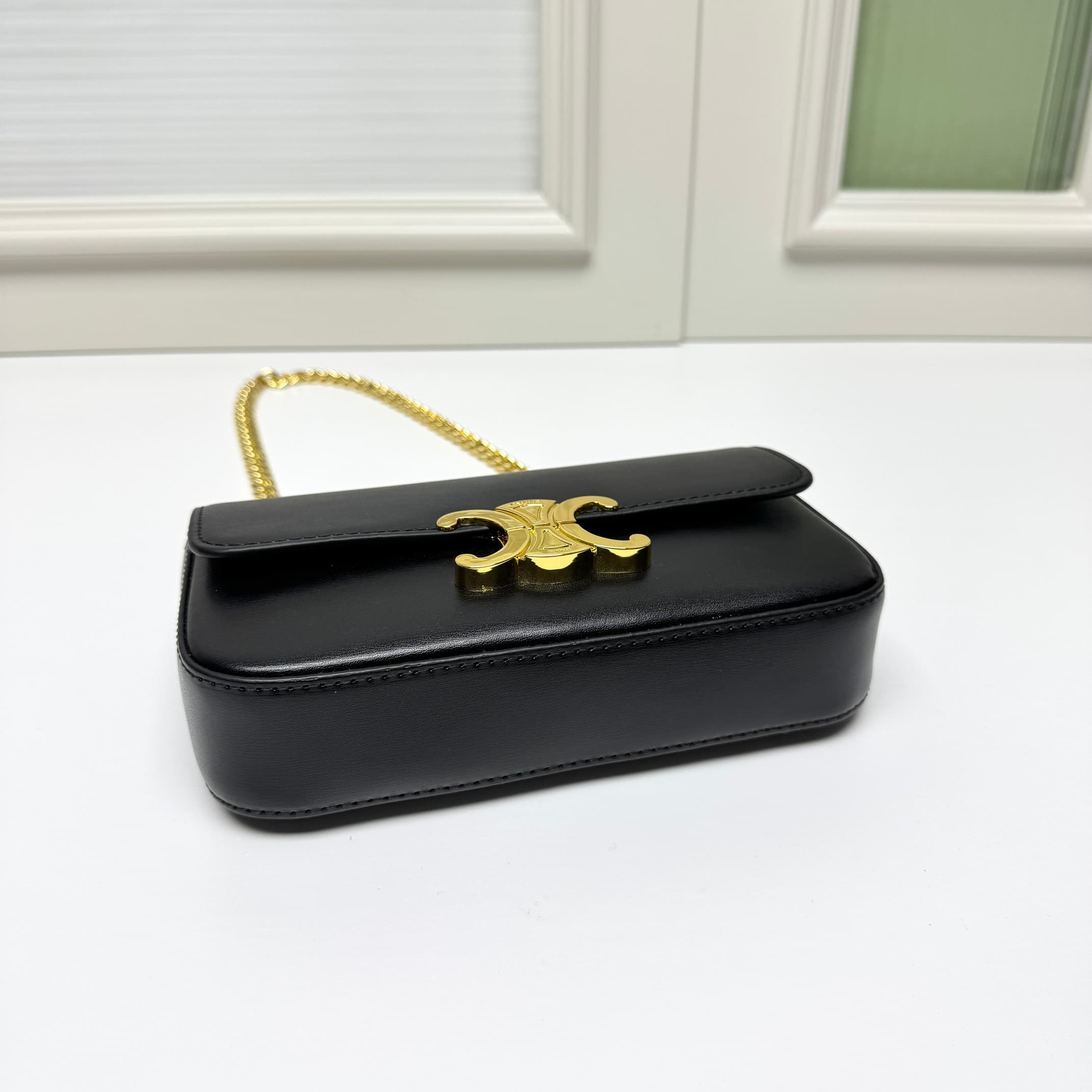 C437 CE2022 Spring/Summer Collection – New short chain shoulder bag. The size is similar to the previous cowhide shoulder bag. The design changes from cowhide straps to chains; the texture of the chains makes the bag feel more luxurious and stylish, enhan — image 6