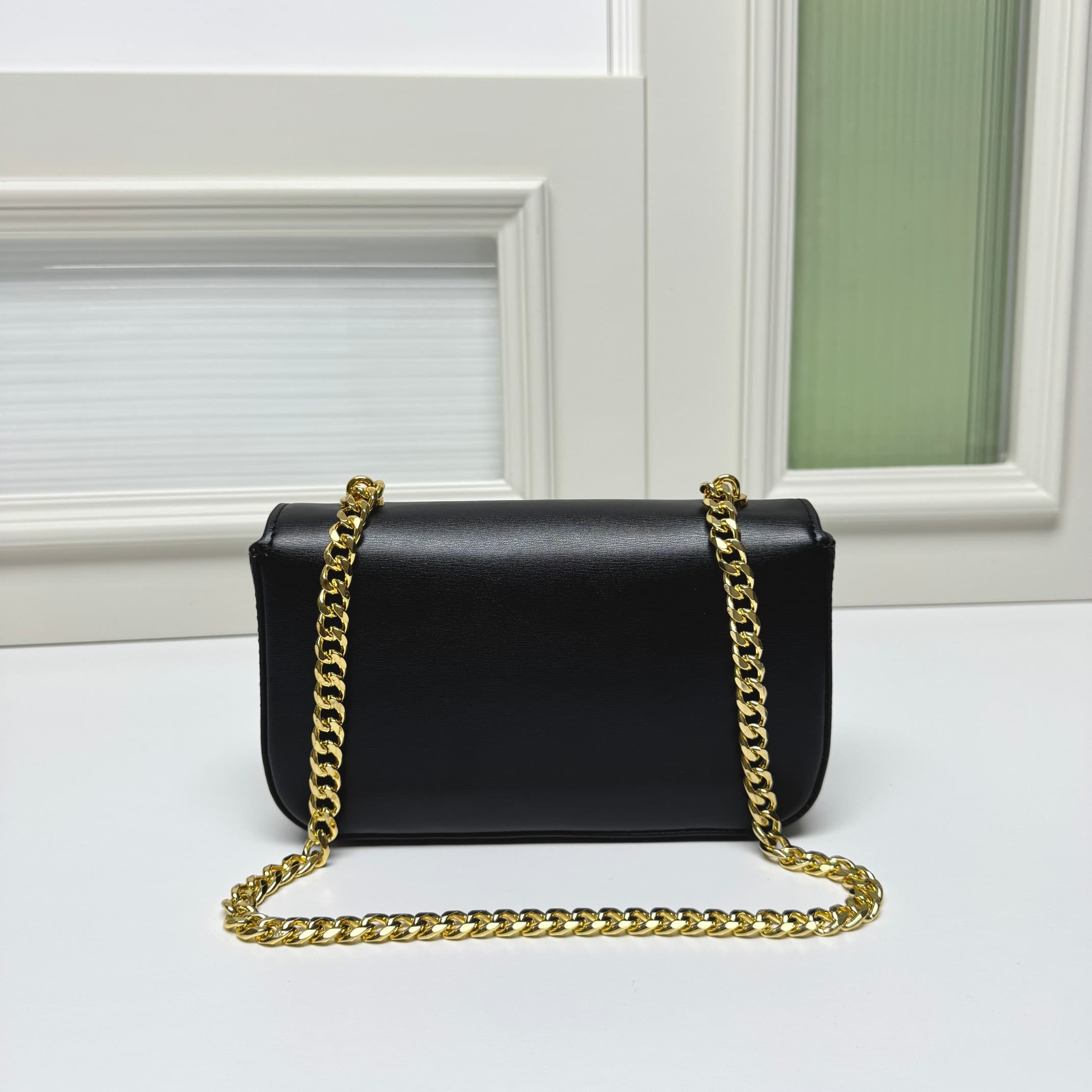 C437 CE2022 Spring/Summer Collection – New short chain shoulder bag. The size is similar to the previous cowhide shoulder bag. The design changes from cowhide straps to chains; the texture of the chains makes the bag feel more luxurious and stylish, enhan — image 4
