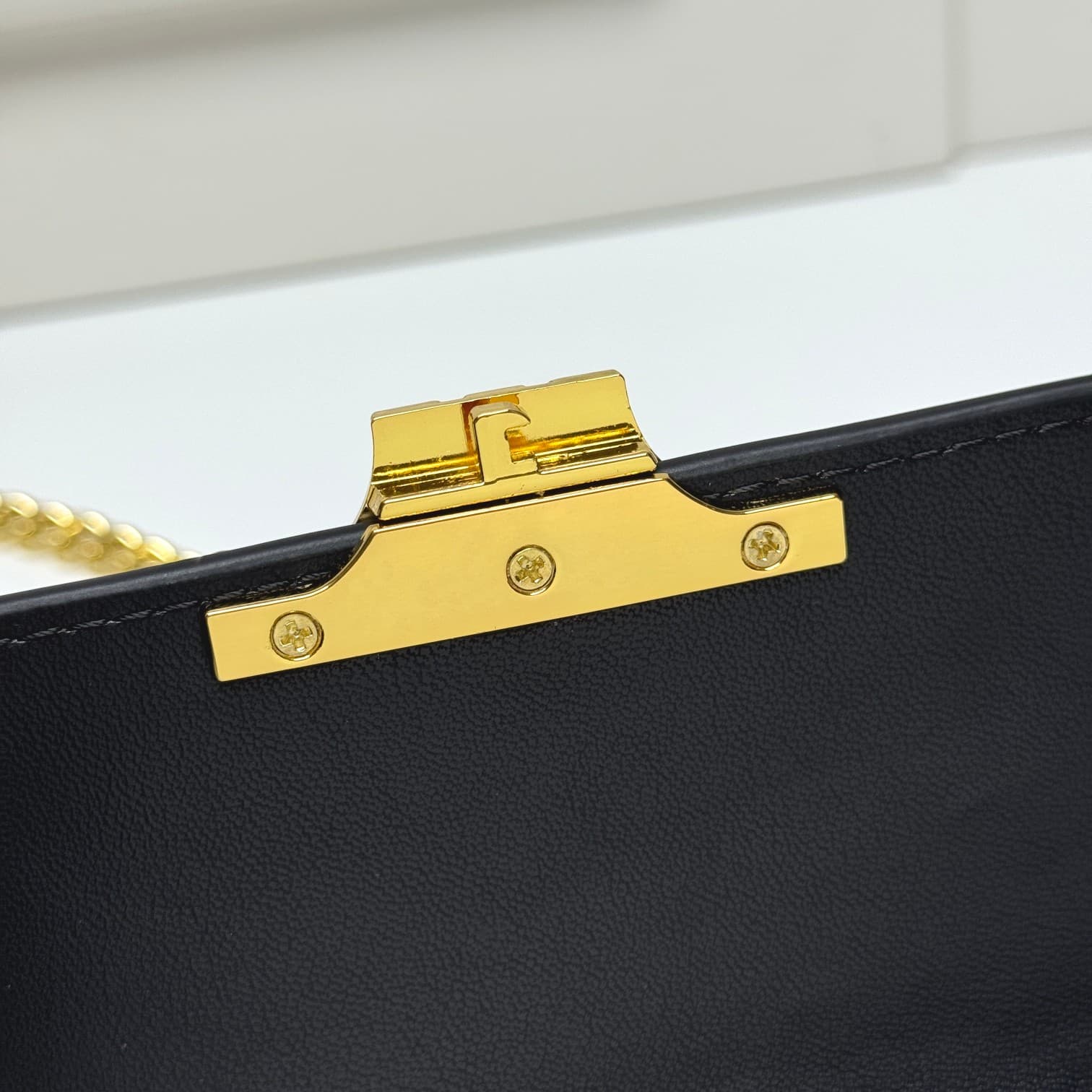 C437 CE2022 Spring/Summer Collection – New short chain shoulder bag. The size is similar to the previous cowhide shoulder bag. The design changes from cowhide straps to chains; the texture of the chains makes the bag feel more luxurious and stylish, enhan — image 7