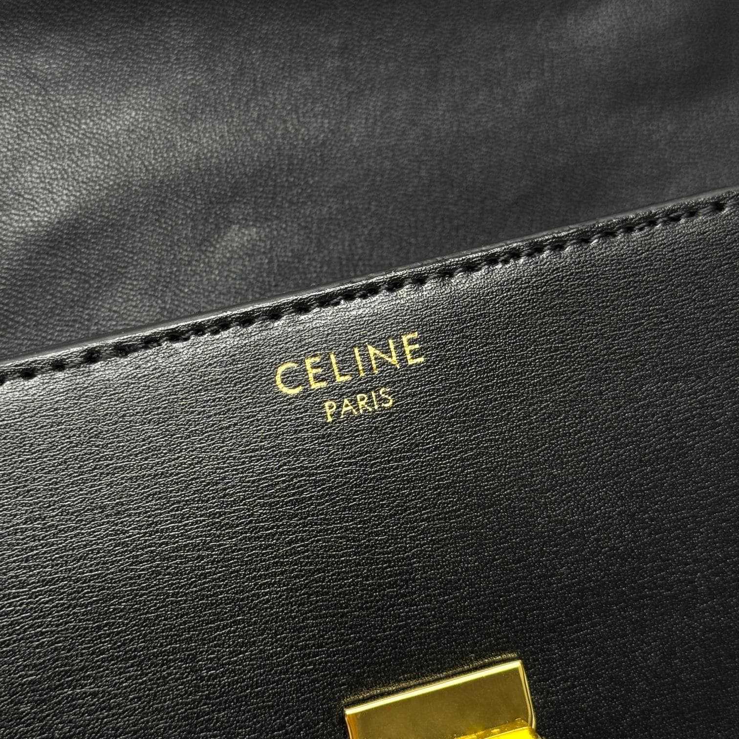 C437 CE2022 Spring/Summer Collection – New short chain shoulder bag. The size is similar to the previous cowhide shoulder bag. The design changes from cowhide straps to chains; the texture of the chains makes the bag feel more luxurious and stylish, enhan — image 8
