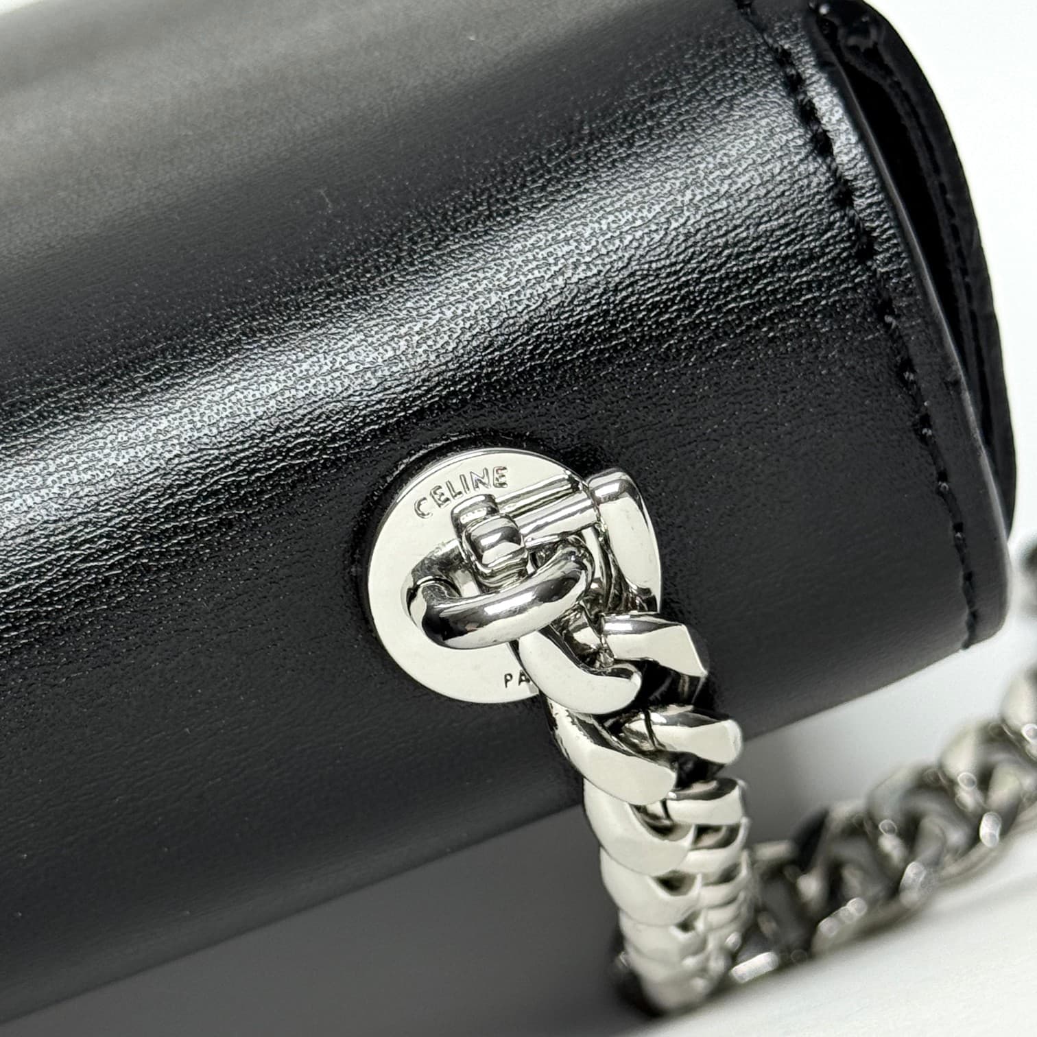 C436 CE2022 Spring/Summer Collection – New short chain shoulder bag. The size is similar to the old cowhide shoulder bag. The design changes from cowhide straps to chains. The texture of the chains makes the bag look more luxurious and stylish, enhancing  — image 5