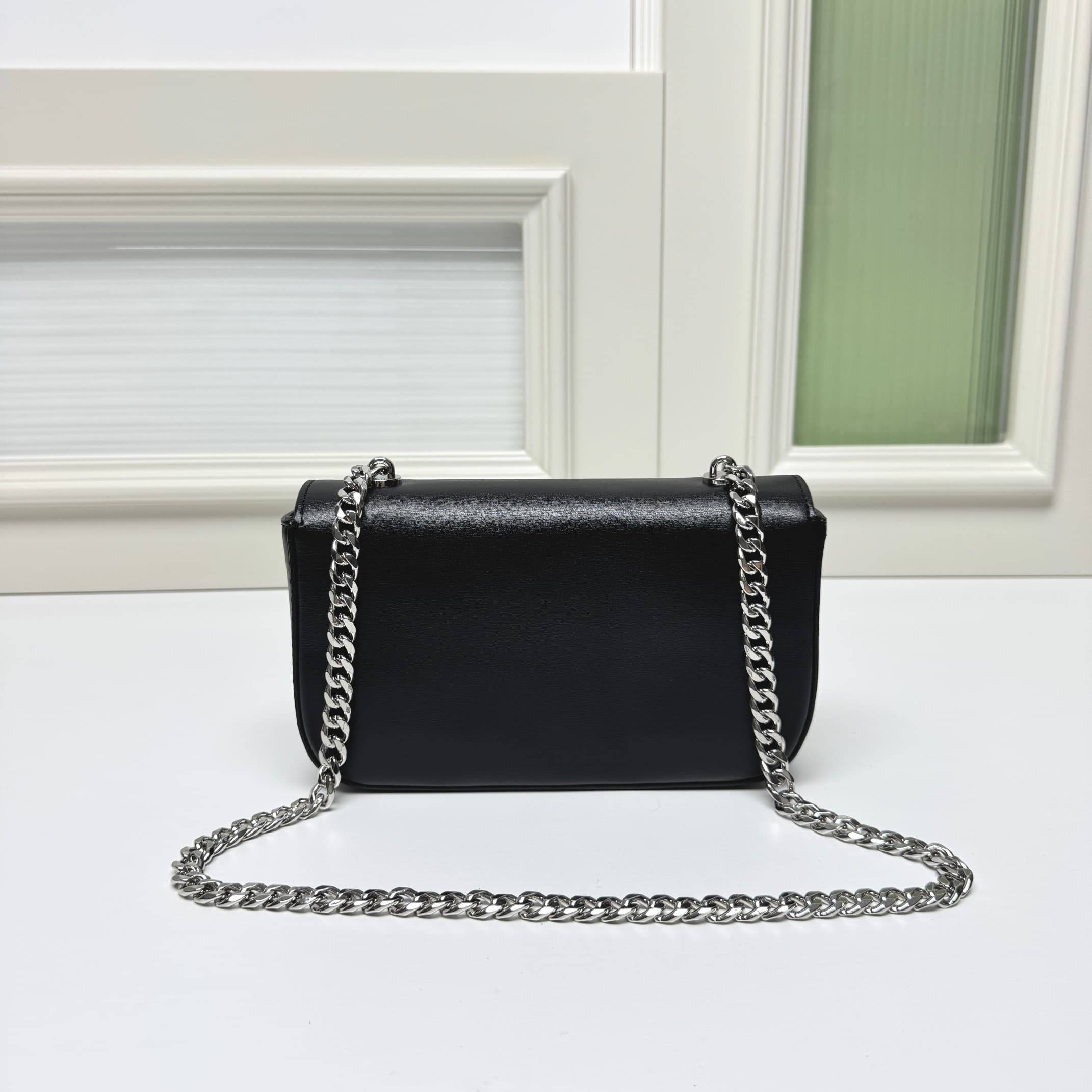 C436 CE2022 Spring/Summer Collection – New short chain shoulder bag. The size is similar to the old cowhide shoulder bag. The design changes from cowhide straps to chains. The texture of the chains makes the bag look more luxurious and stylish, enhancing  — image 4