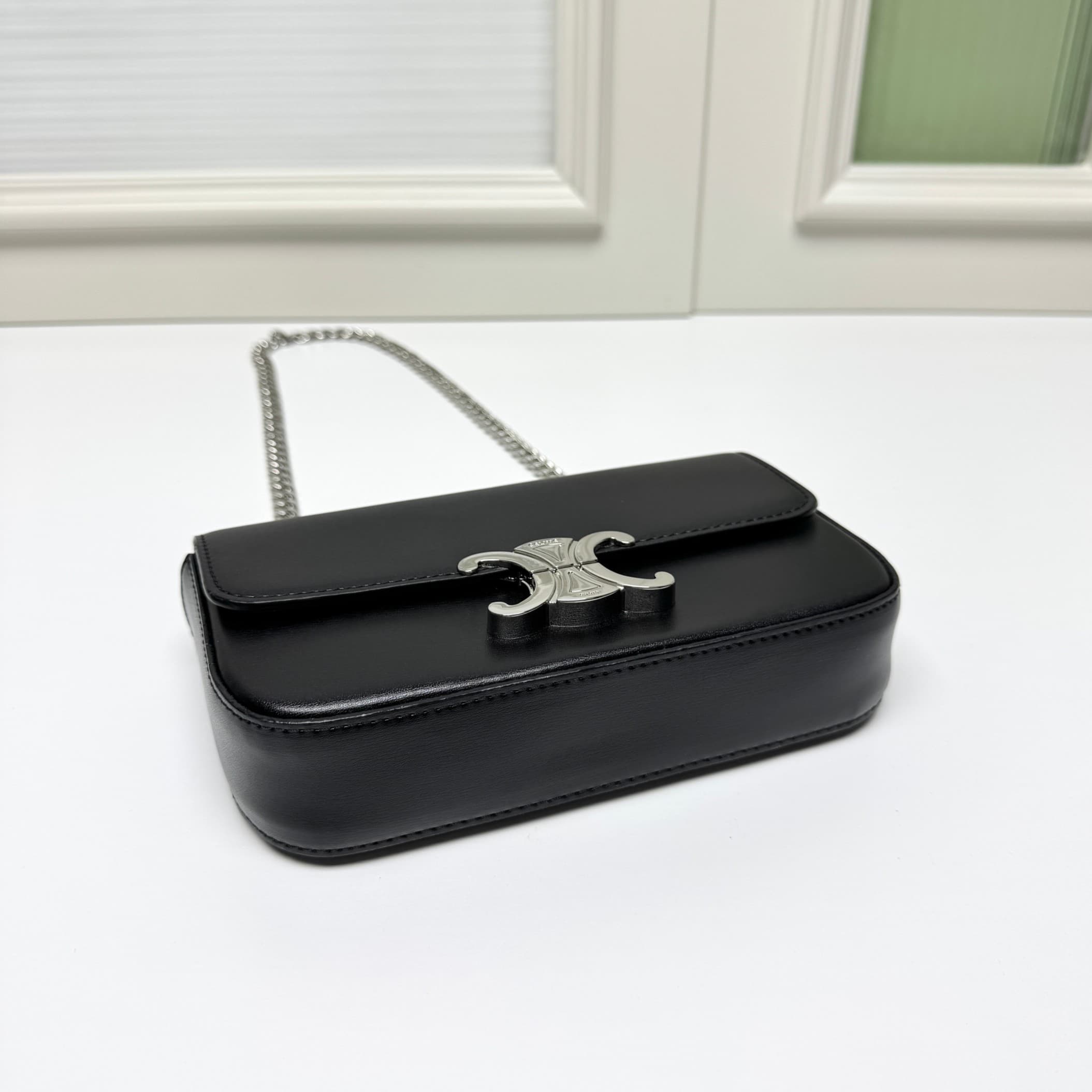 C436 CE2022 Spring/Summer Collection – New short chain shoulder bag. The size is similar to the old cowhide shoulder bag. The design changes from cowhide straps to chains. The texture of the chains makes the bag look more luxurious and stylish, enhancing  — image 6