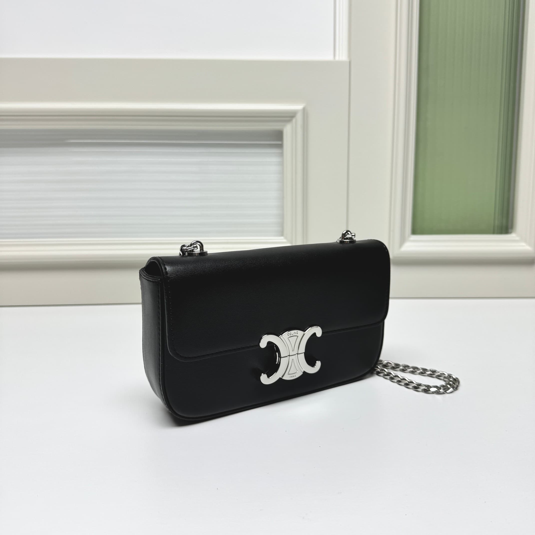 C436 CE2022 Spring/Summer Collection – New short chain shoulder bag. The size is similar to the old cowhide shoulder bag. The design changes from cowhide straps to chains. The texture of the chains makes the bag look more luxurious and stylish, enhancing  — image 3