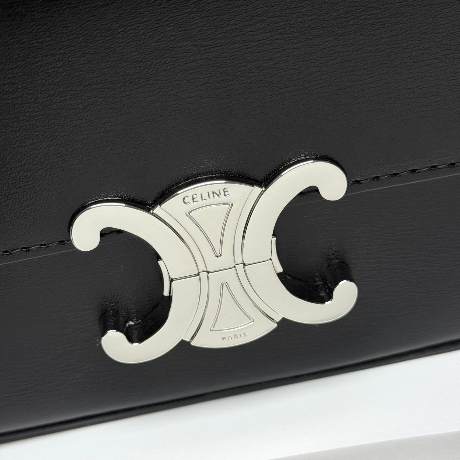 C436 CE2022 Spring/Summer Collection – New short chain shoulder bag. The size is similar to the old cowhide shoulder bag. The design changes from cowhide straps to chains. The texture of the chains makes the bag look more luxurious and stylish, enhancing  — image 2
