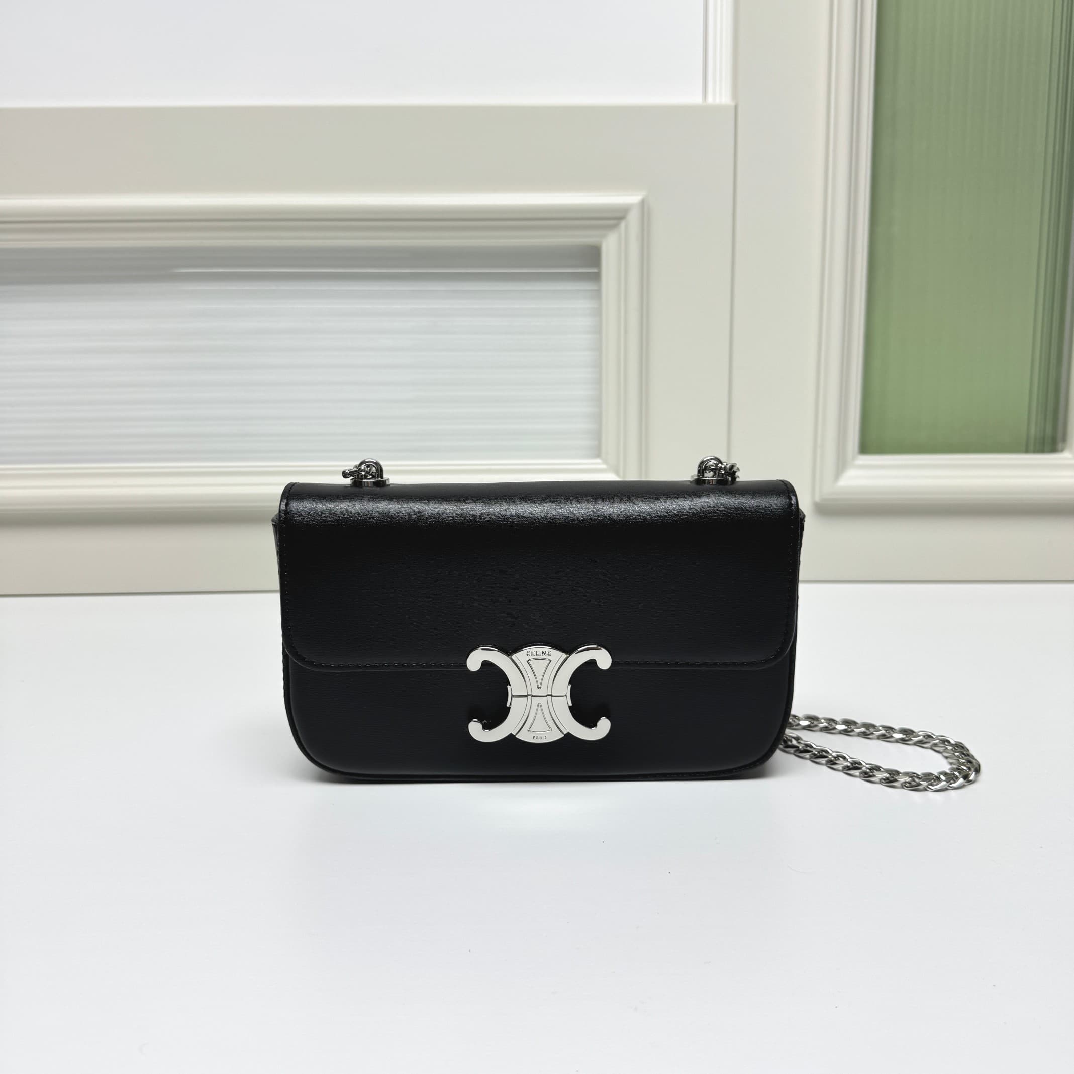 C436 CE2022 Spring/Summer Collection – New short chain shoulder bag. The size is similar to the old cowhide shoulder bag. The design changes from cowhide straps to chains. The texture of the chains makes the bag look more luxurious and stylish, enhancing  — image 1