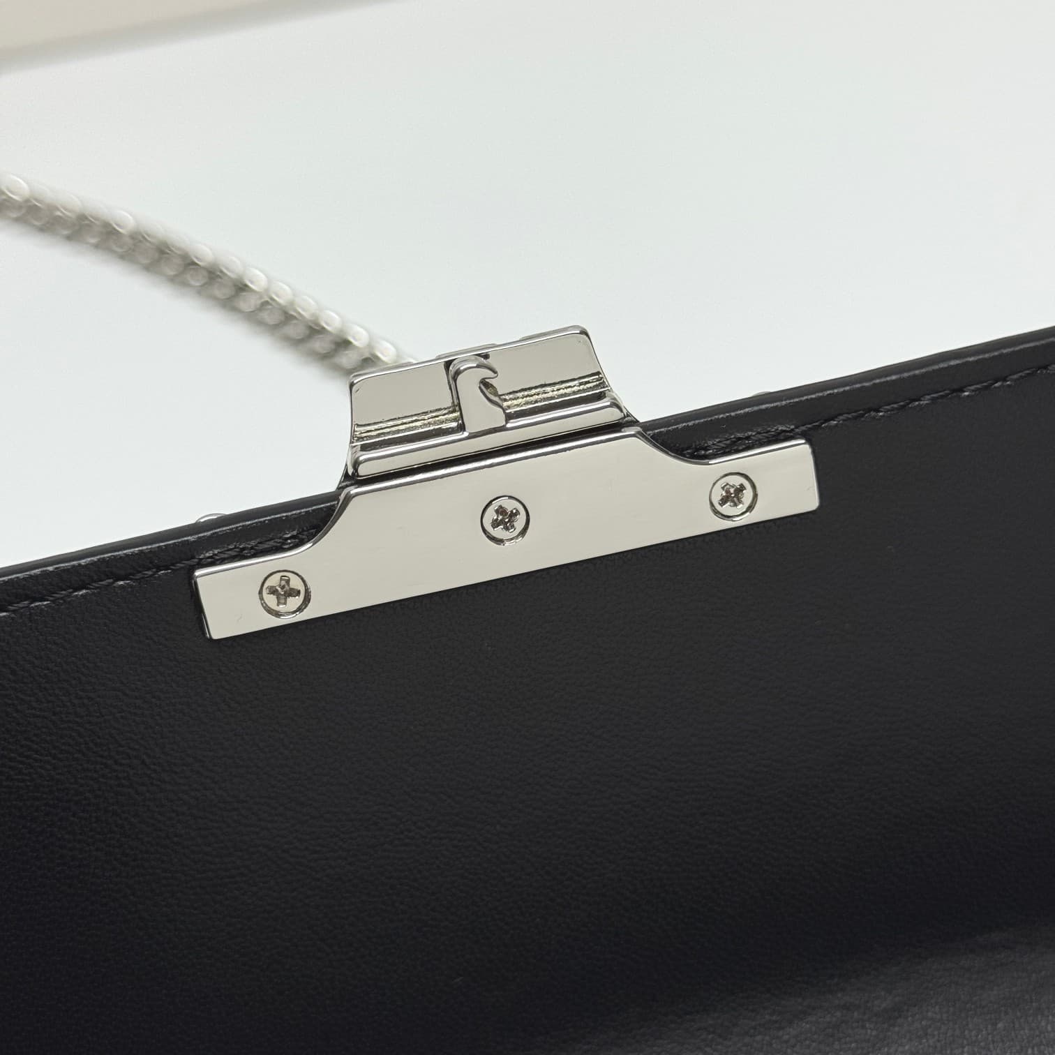 C436 CE2022 Spring/Summer Collection – New short chain shoulder bag. The size is similar to the old cowhide shoulder bag. The design changes from cowhide straps to chains. The texture of the chains makes the bag look more luxurious and stylish, enhancing  — image 7