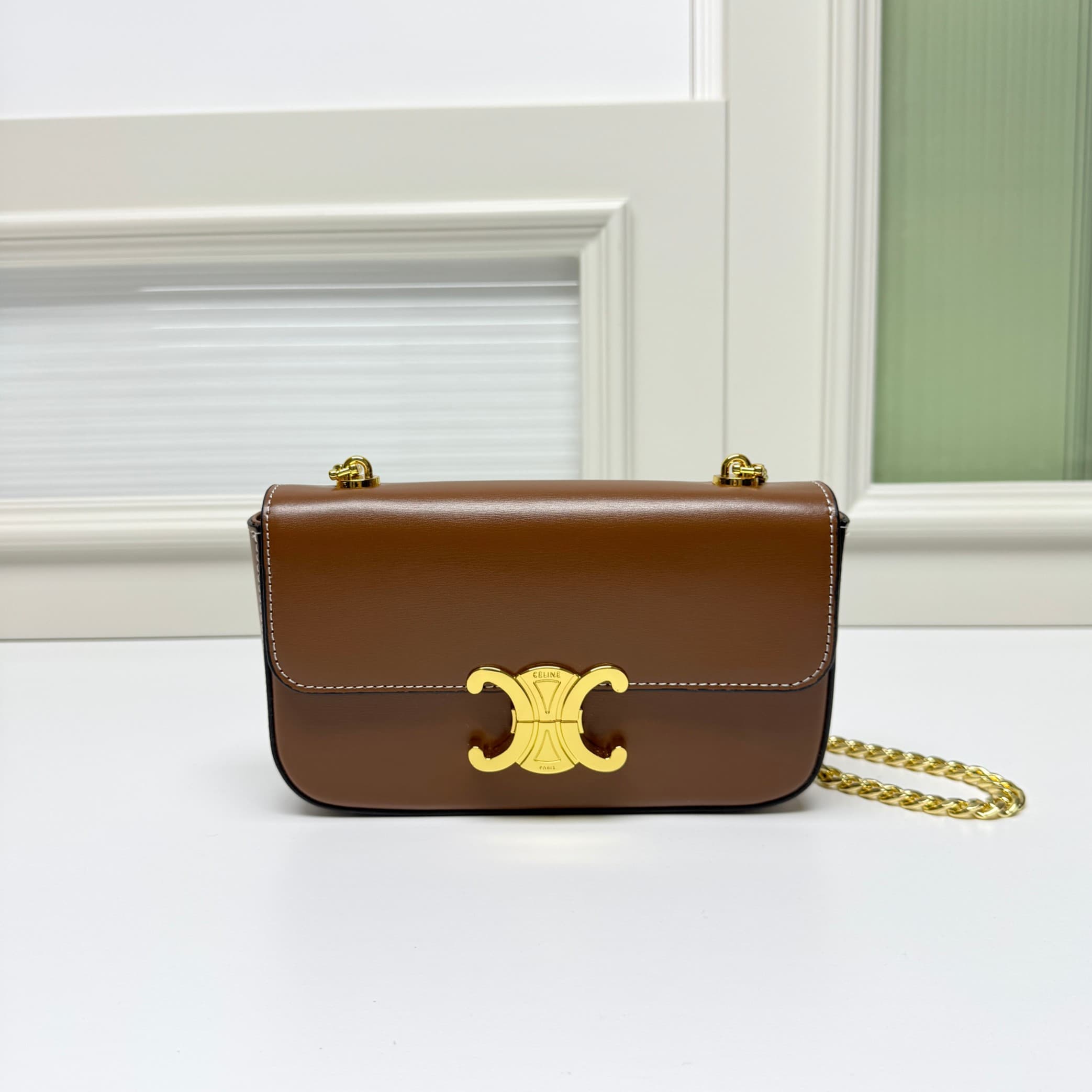 C439 CE2022 Spring/Summer Collection – New short chain shoulder bag. The size is similar to the old leather shoulder bag. The design changes from leather shoulders to chains; the texture of the chains makes the bag look more luxurious and stylish, enhanci — image 1