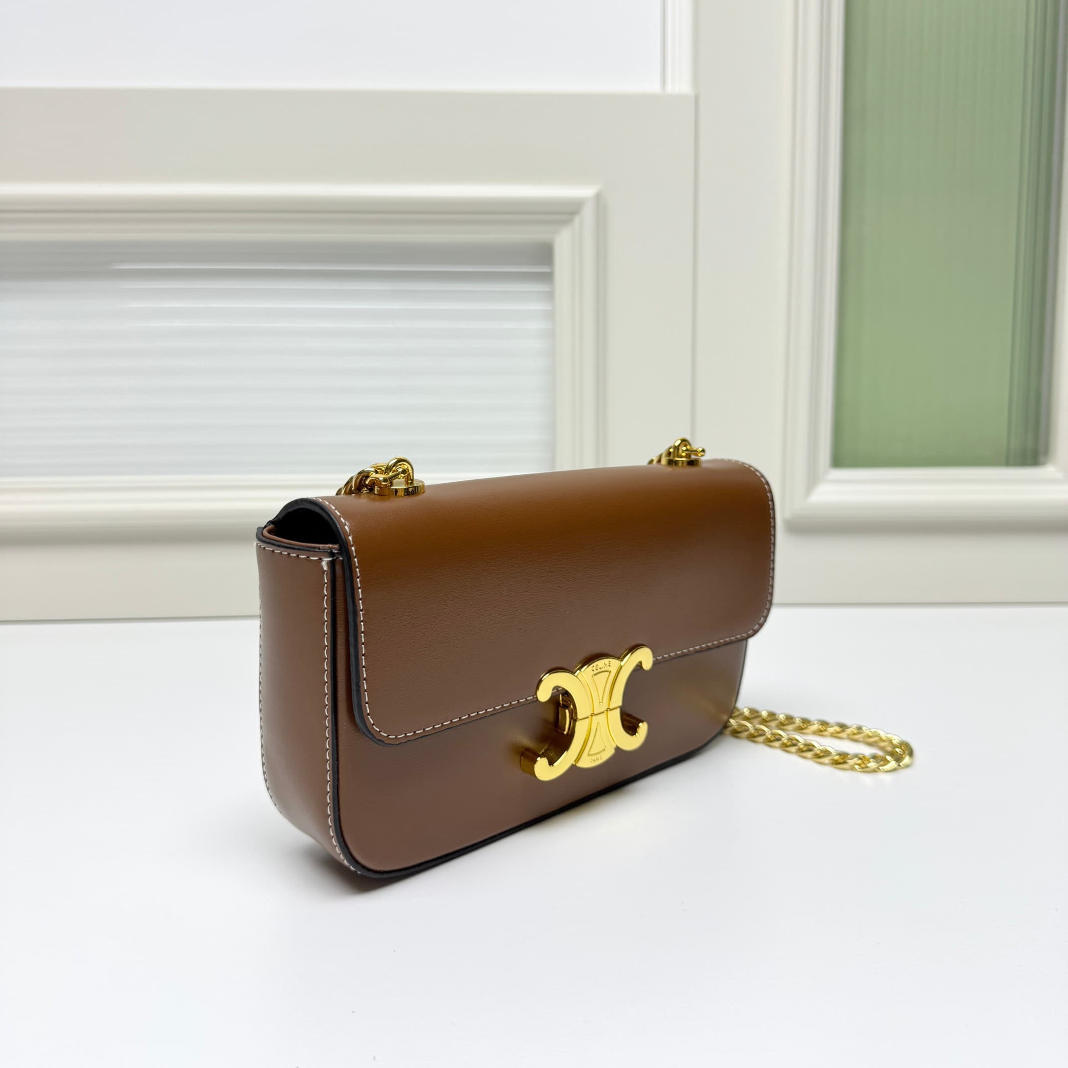 C439 CE2022 Spring/Summer Collection – New short chain shoulder bag. The size is similar to the old leather shoulder bag. The design changes from leather shoulders to chains; the texture of the chains makes the bag look more luxurious and stylish, enhanci — image 3