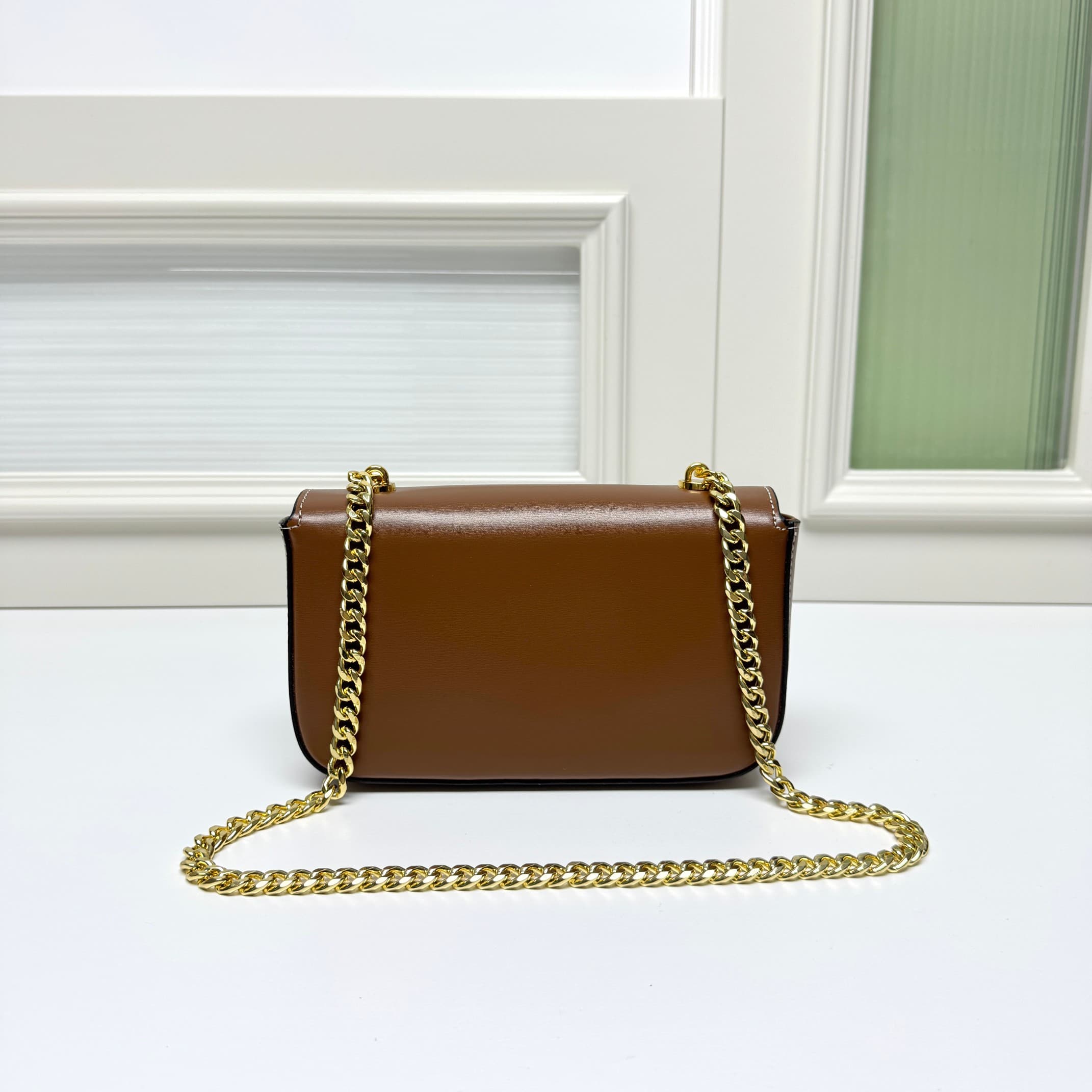 C439 CE2022 Spring/Summer Collection – New short chain shoulder bag. The size is similar to the old leather shoulder bag. The design changes from leather shoulders to chains; the texture of the chains makes the bag look more luxurious and stylish, enhanci — image 5