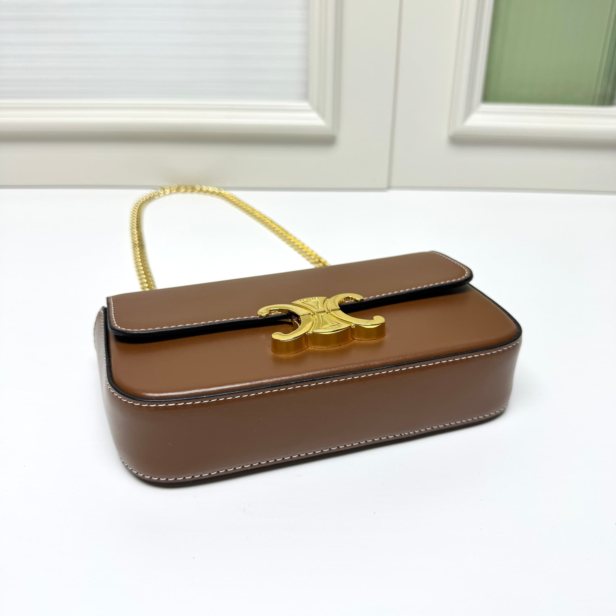 C439 CE2022 Spring/Summer Collection – New short chain shoulder bag. The size is similar to the old leather shoulder bag. The design changes from leather shoulders to chains; the texture of the chains makes the bag look more luxurious and stylish, enhanci — image 6
