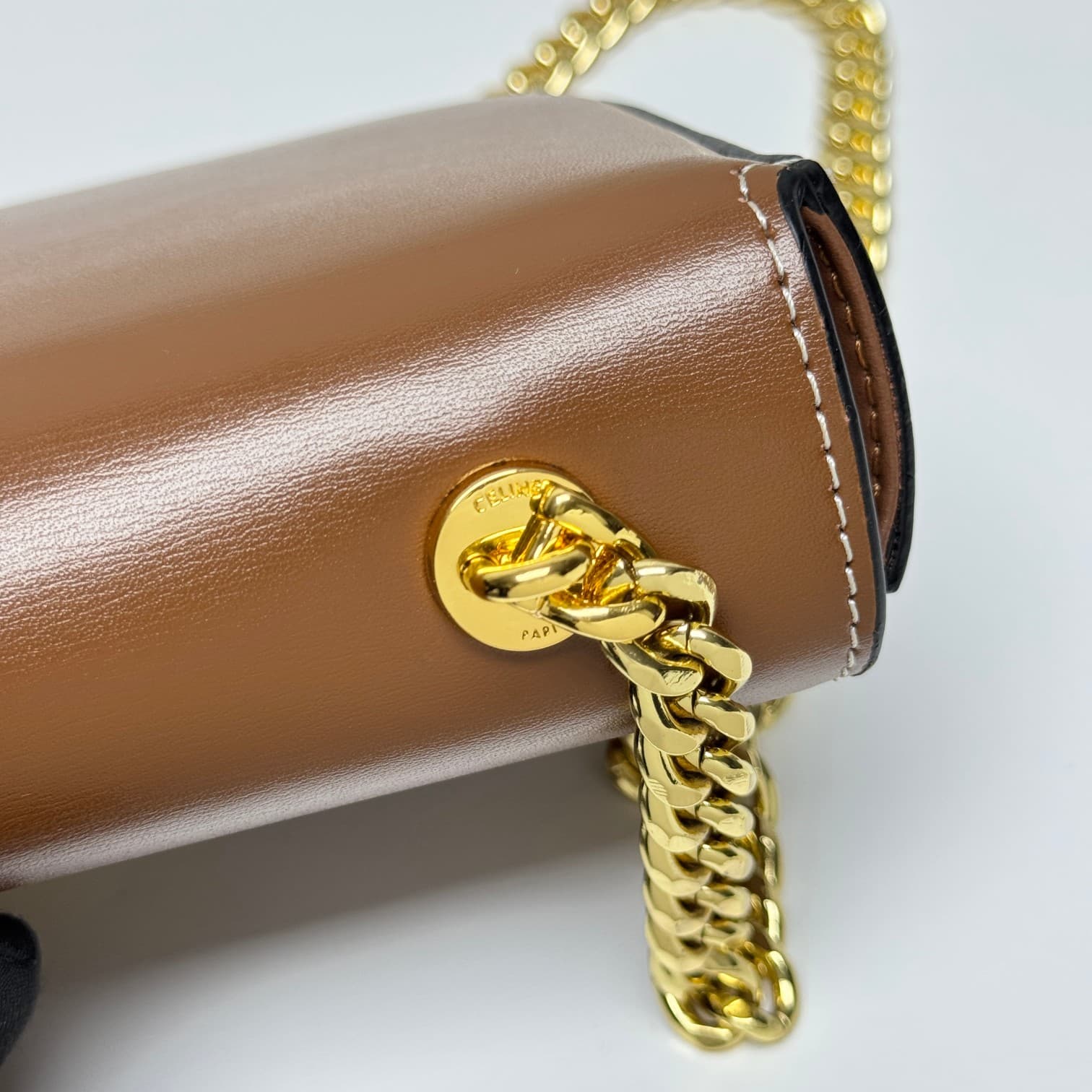 C439 CE2022 Spring/Summer Collection – New short chain shoulder bag. The size is similar to the old leather shoulder bag. The design changes from leather shoulders to chains; the texture of the chains makes the bag look more luxurious and stylish, enhanci — image 4