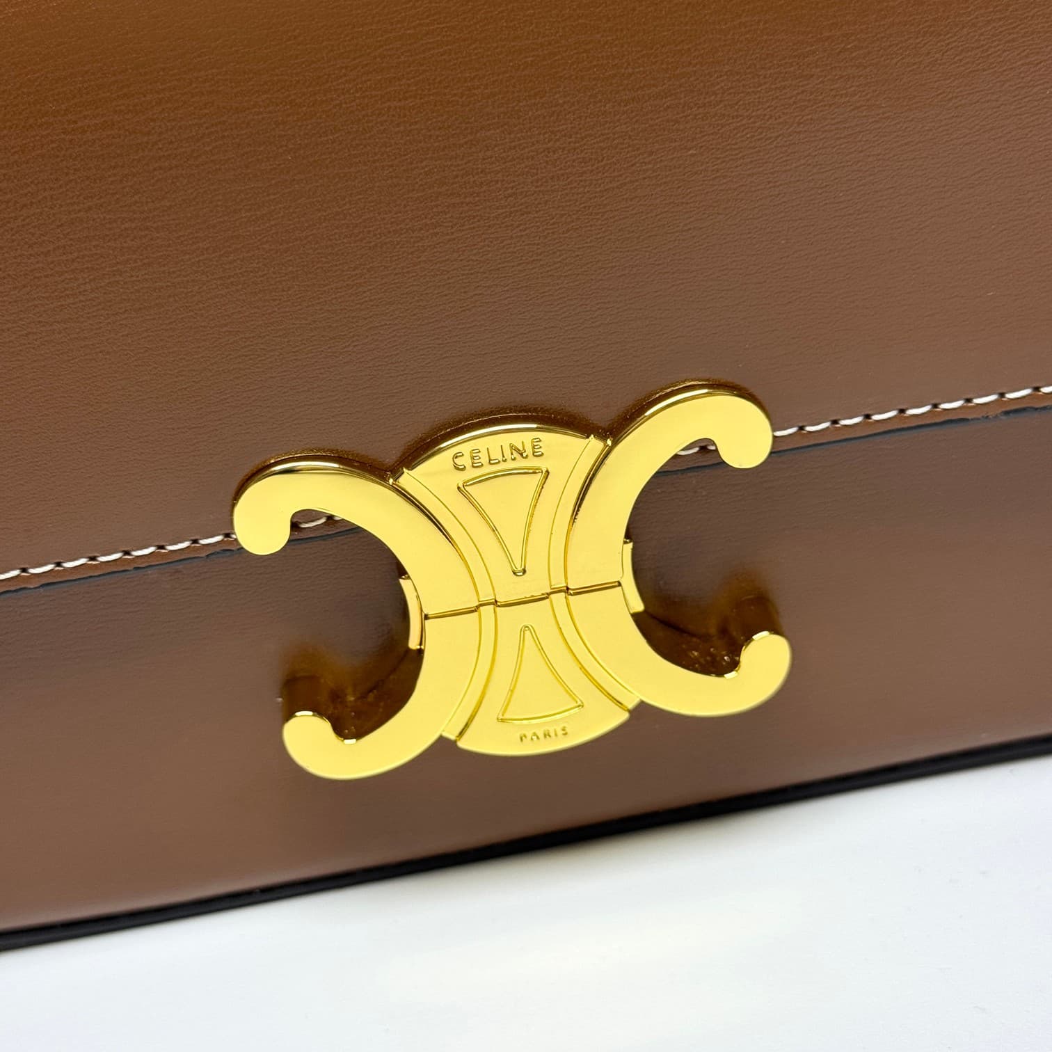 C439 CE2022 Spring/Summer Collection – New short chain shoulder bag. The size is similar to the old leather shoulder bag. The design changes from leather shoulders to chains; the texture of the chains makes the bag look more luxurious and stylish, enhanci — image 2
