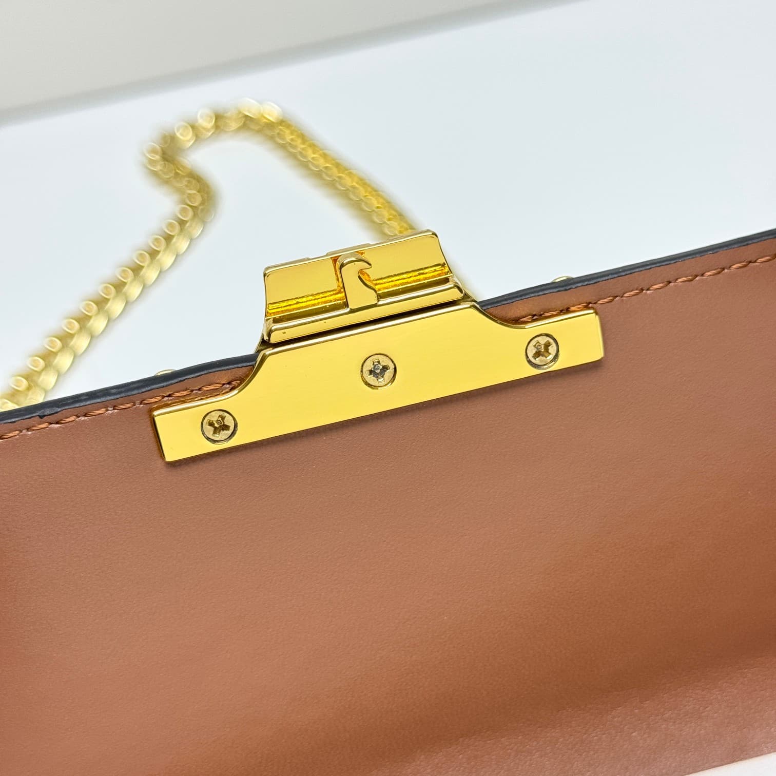 C439 CE2022 Spring/Summer Collection – New short chain shoulder bag. The size is similar to the old leather shoulder bag. The design changes from leather shoulders to chains; the texture of the chains makes the bag look more luxurious and stylish, enhanci — image 7