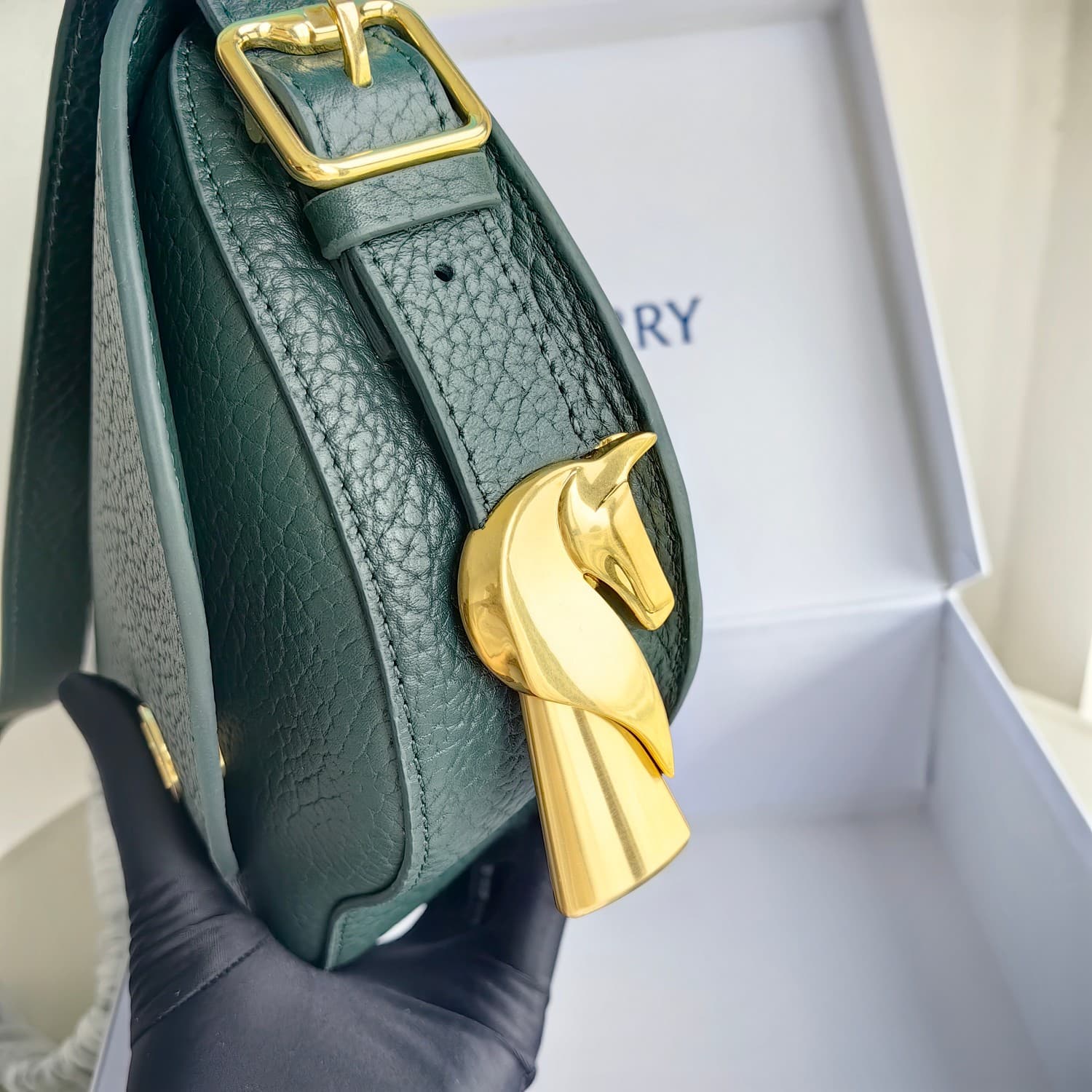 C147 Original Burberry bag, with a sturdy structure. Made from full-grain calfskin material and manufactured in Italy. It features a B-shaped design; the name “Chess” comes from the polished metal chess and backgammon ornaments. Equipped with leather shou — image 3