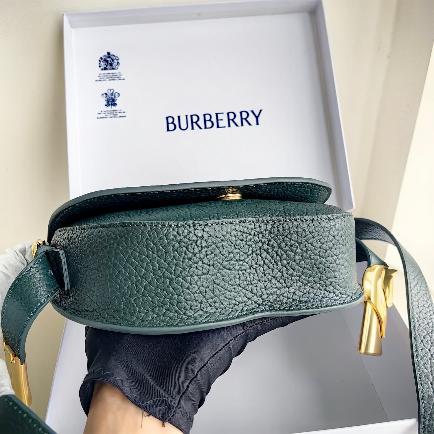 C147 Original Burberry bag, with a sturdy structure. Made from full-grain calfskin material and manufactured in Italy. It features a B-shaped design; the name “Chess” comes from the polished metal chess and backgammon ornaments. Equipped with leather shou — image 2