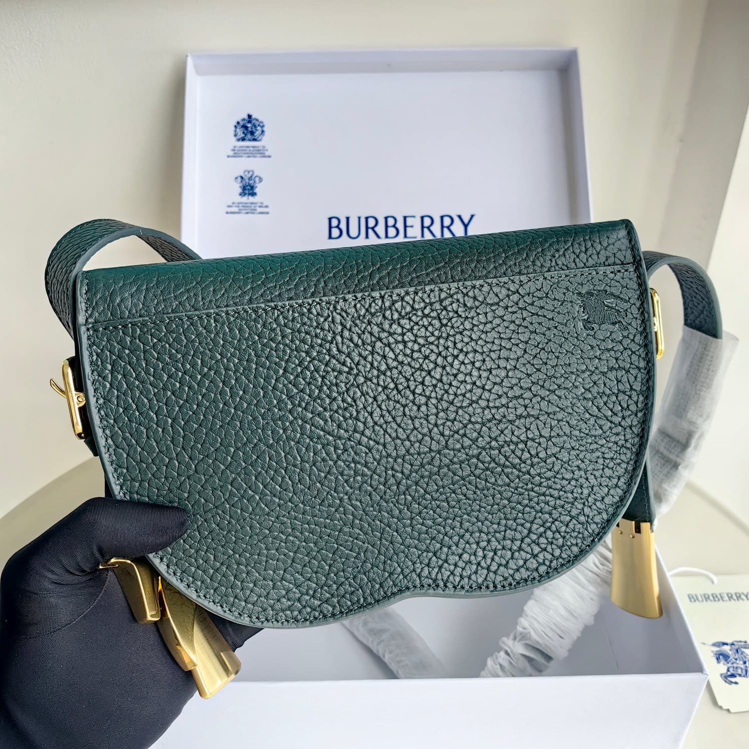 C147 Original Burberry bag, with a sturdy structure. Made from full-grain calfskin material and manufactured in Italy. It features a B-shaped design; the name “Chess” comes from the polished metal chess and backgammon ornaments. Equipped with leather shou — image 5