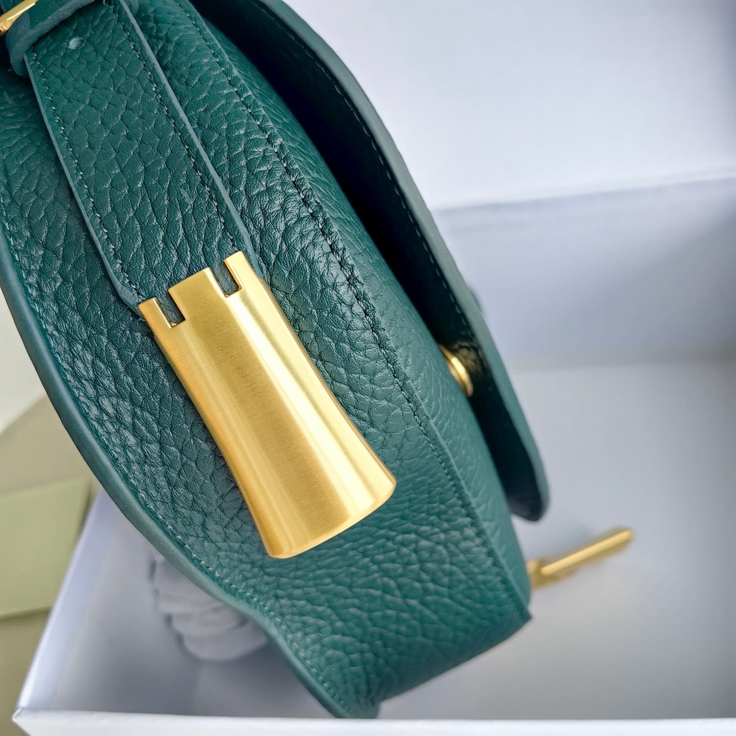 C147 Original Burberry bag, with a sturdy structure. Made from full-grain calfskin material and manufactured in Italy. It features a B-shaped design; the name “Chess” comes from the polished metal chess and backgammon ornaments. Equipped with leather shou — image 4