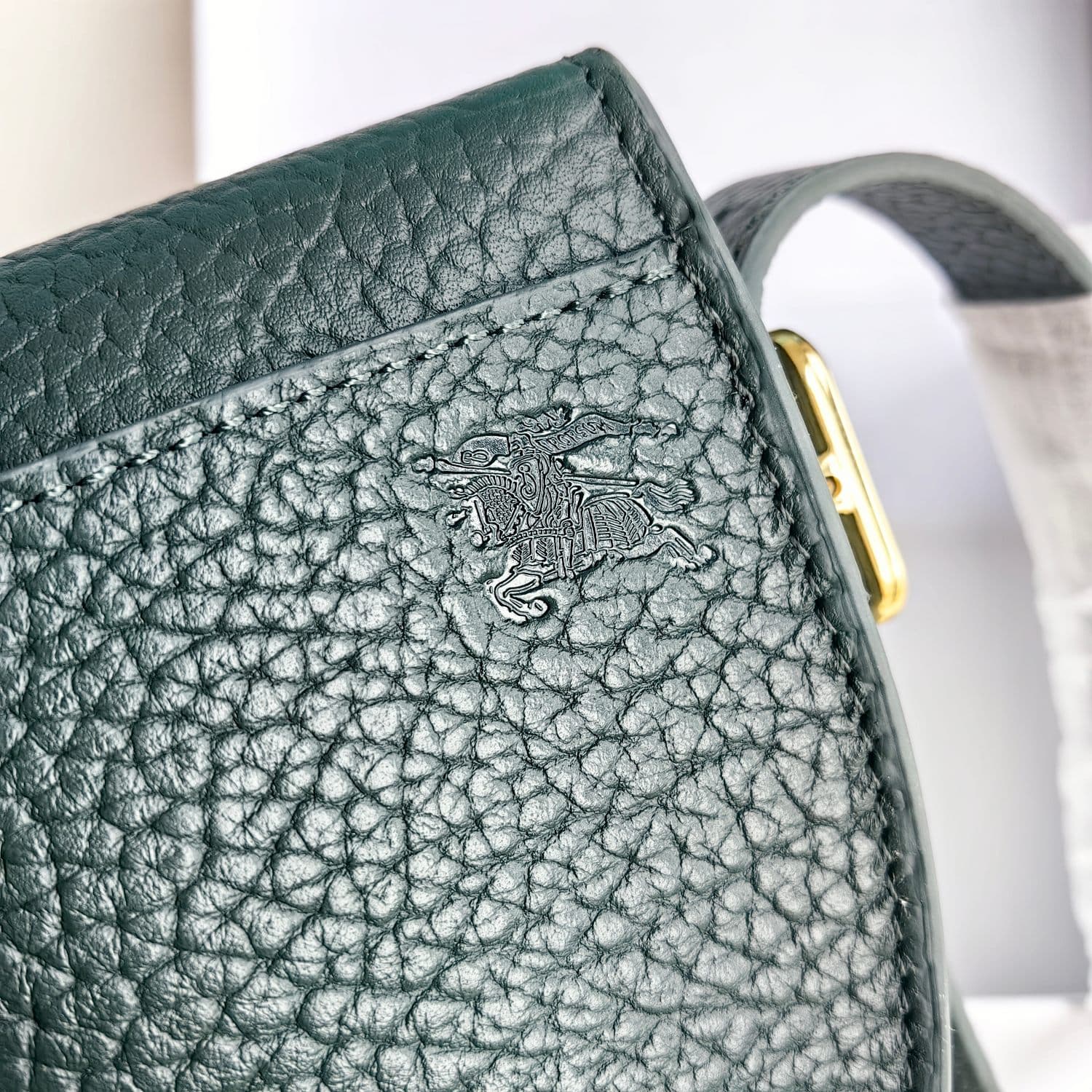 C147 Original Burberry bag, with a sturdy structure. Made from full-grain calfskin material and manufactured in Italy. It features a B-shaped design; the name “Chess” comes from the polished metal chess and backgammon ornaments. Equipped with leather shou — image 6
