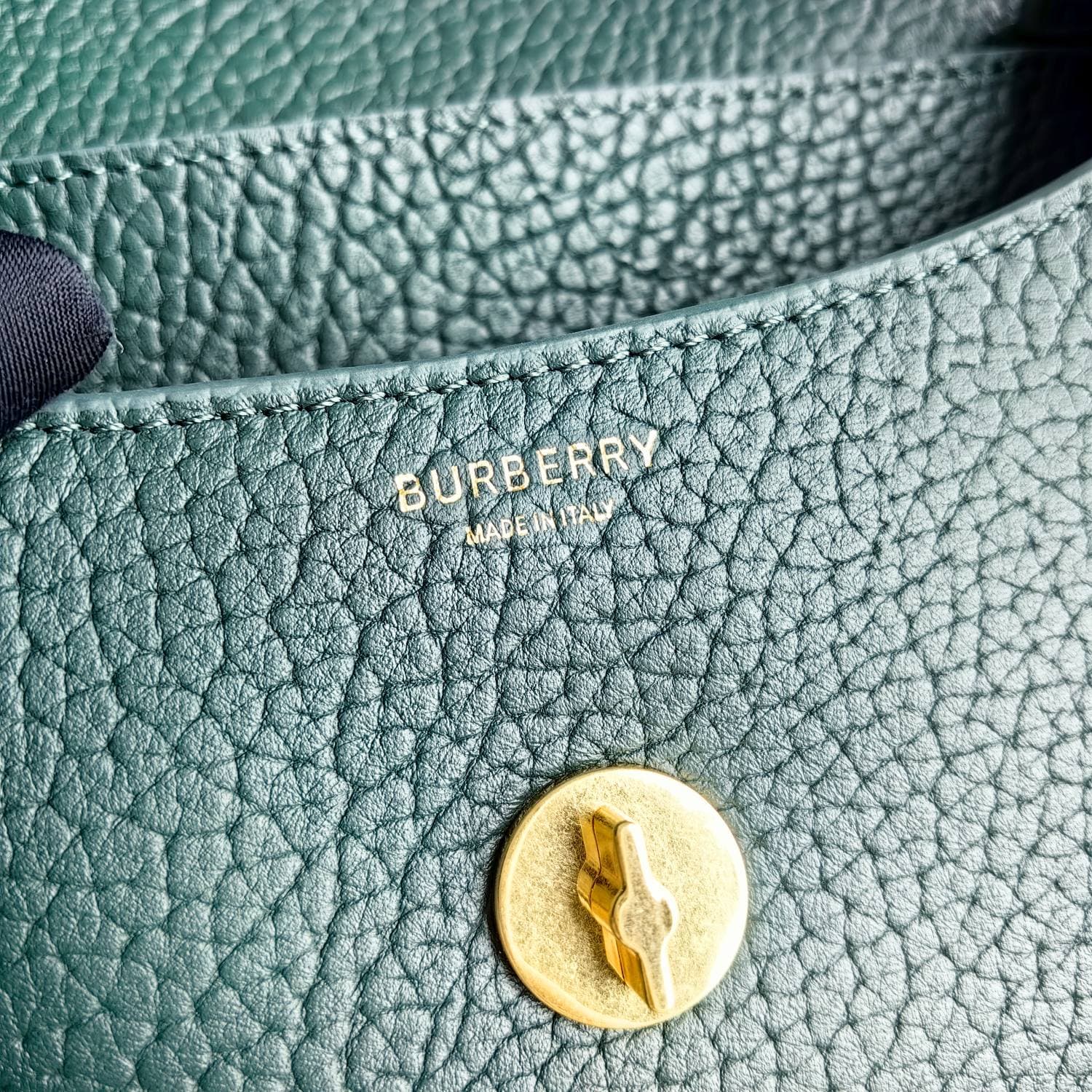 C147 Original Burberry bag, with a sturdy structure. Made from full-grain calfskin material and manufactured in Italy. It features a B-shaped design; the name “Chess” comes from the polished metal chess and backgammon ornaments. Equipped with leather shou — image 8