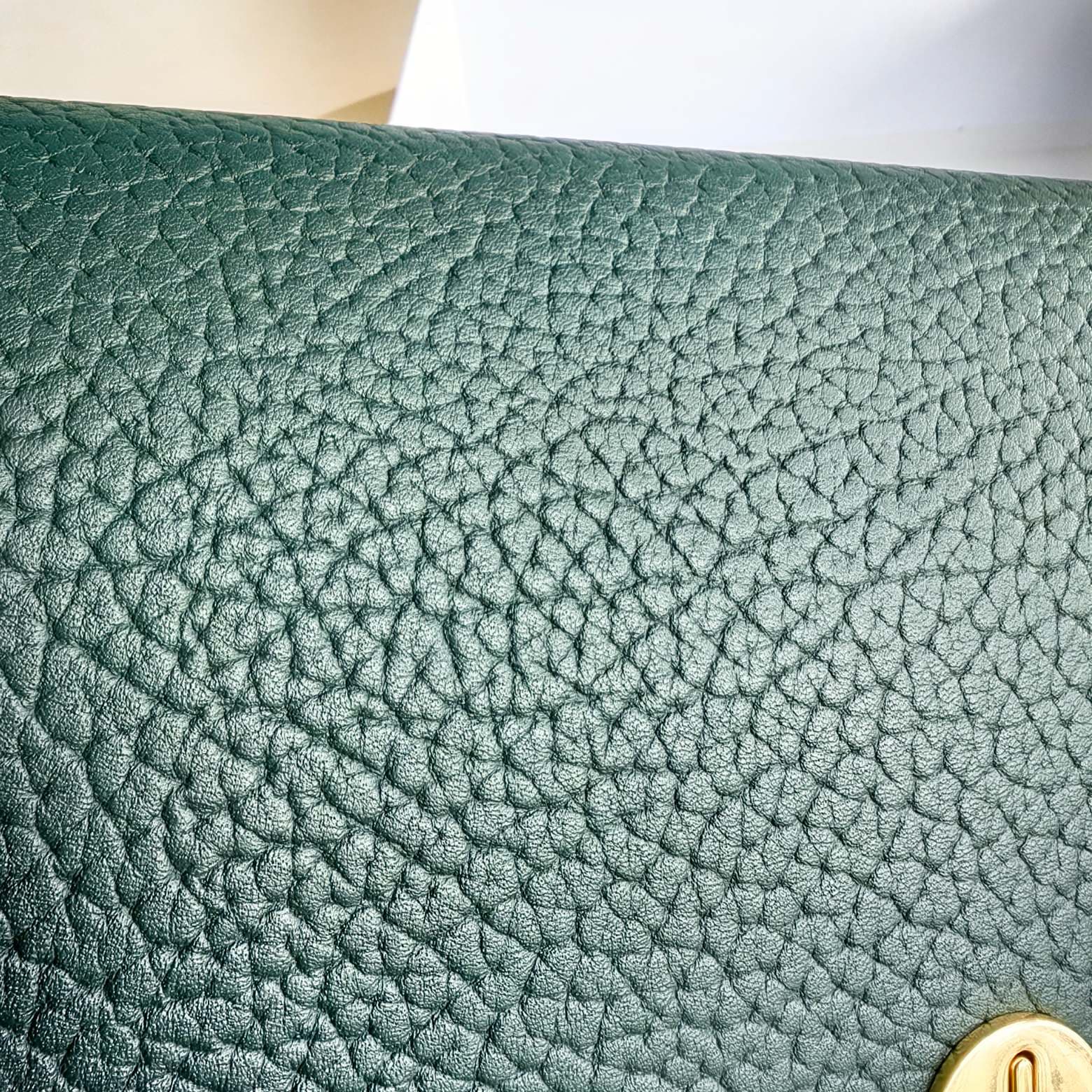 C147 Original Burberry bag, with a sturdy structure. Made from full-grain calfskin material and manufactured in Italy. It features a B-shaped design; the name “Chess” comes from the polished metal chess and backgammon ornaments. Equipped with leather shou — image 7