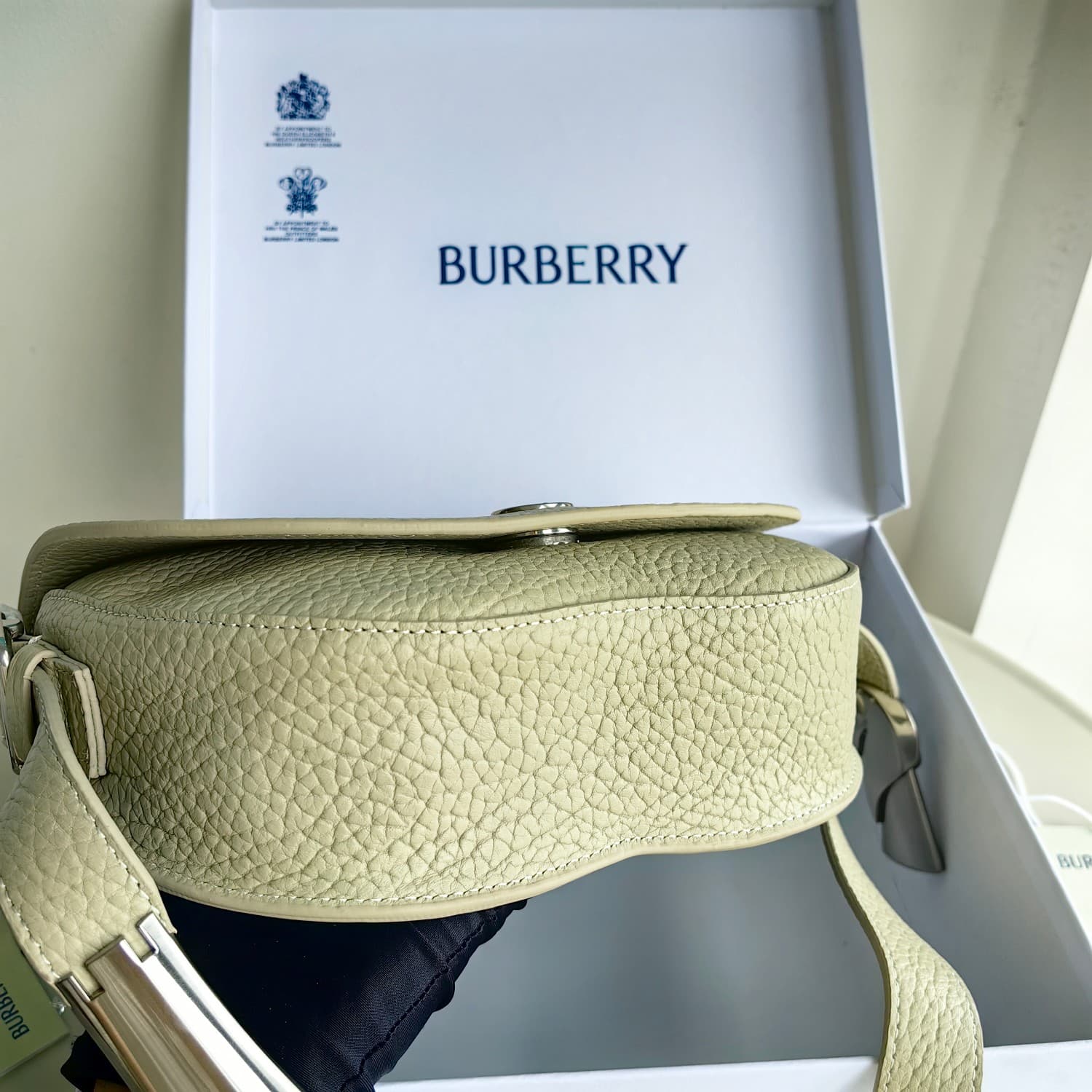 C149 Original Burberry bag. It features a standout design and is made from full-grain calfskin material, produced in Italy. The bag has a “B” shape; its name “Chess” comes from the polished metal chess and checkers ornaments. With leather shoulder straps, — image 2