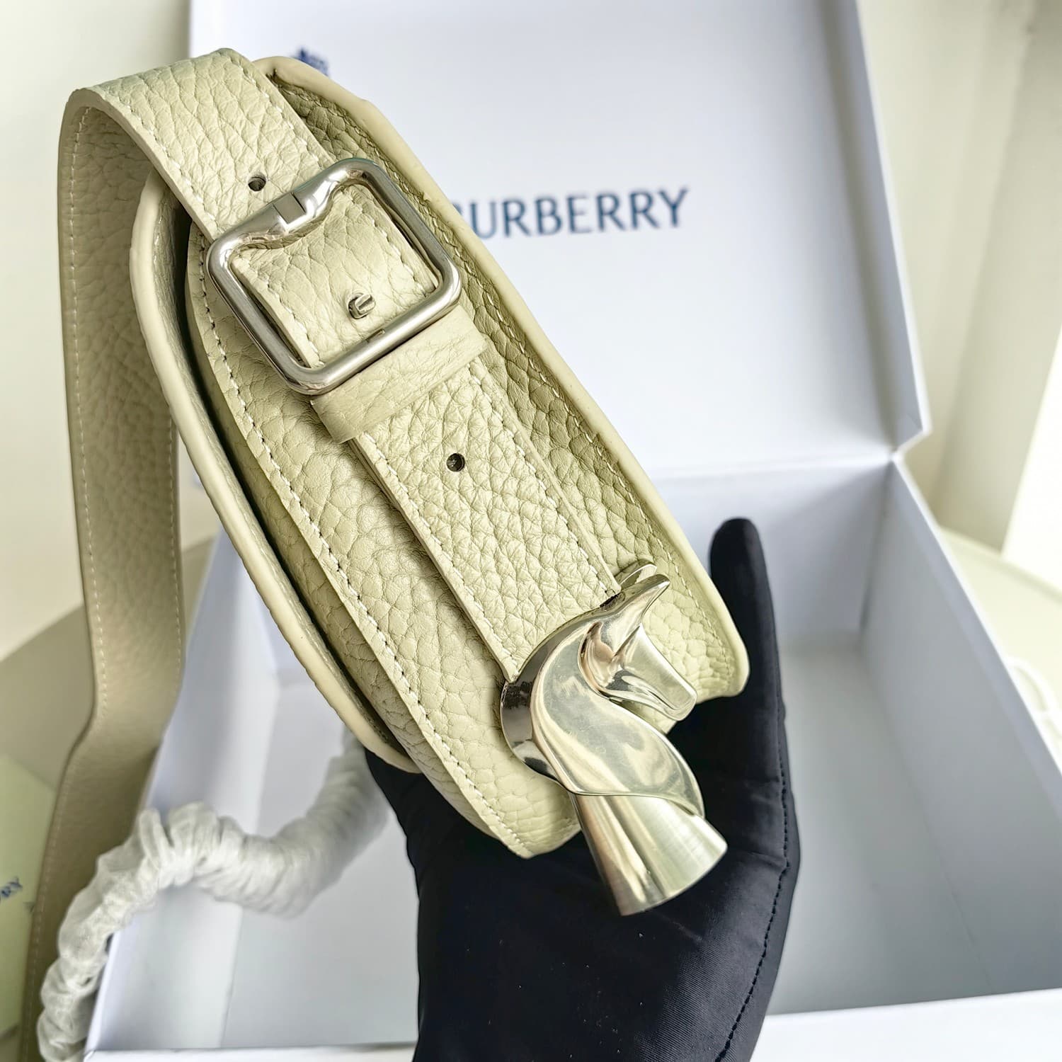 C149 Original Burberry bag. It features a standout design and is made from full-grain calfskin material, produced in Italy. The bag has a “B” shape; its name “Chess” comes from the polished metal chess and checkers ornaments. With leather shoulder straps, — image 4