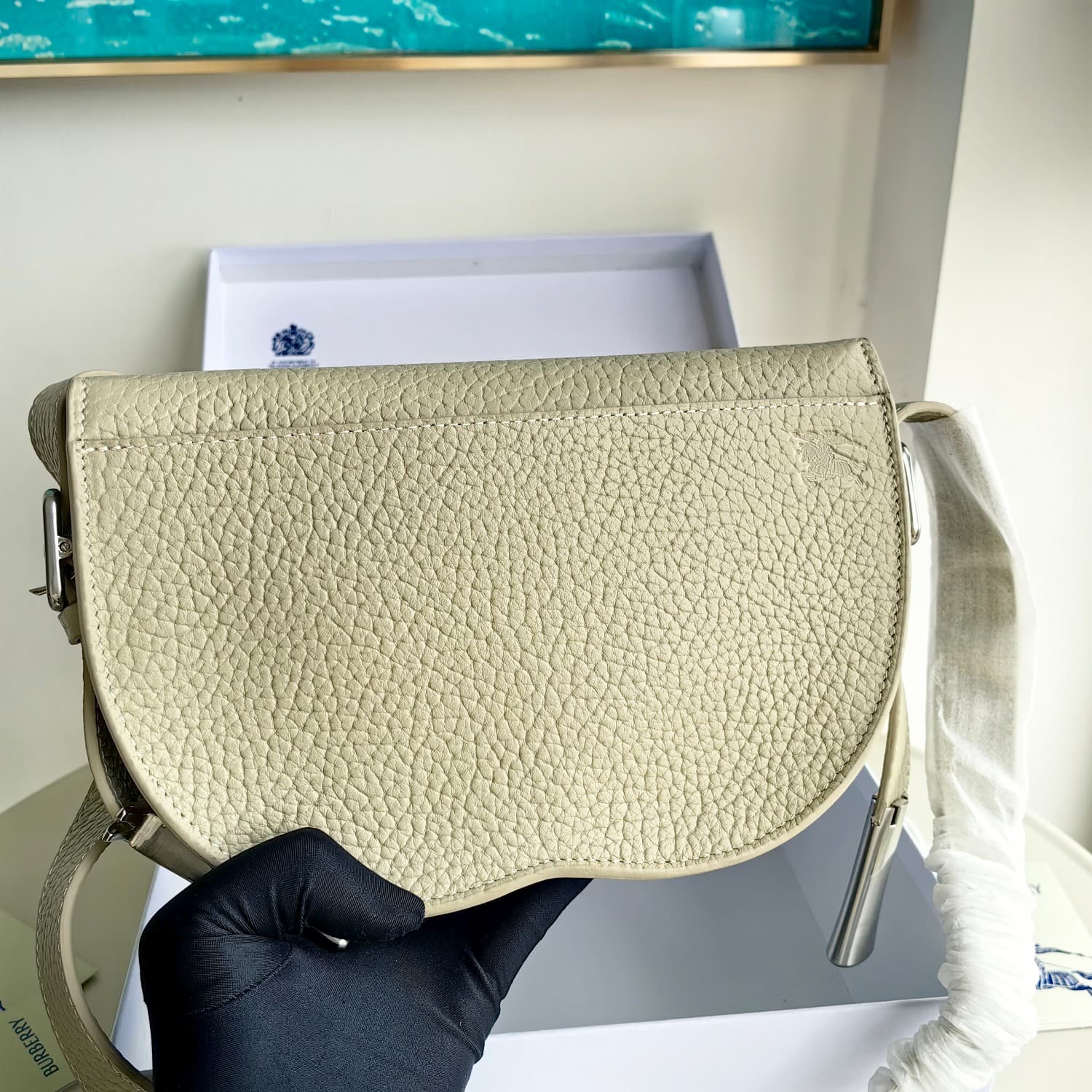 C149 Original Burberry bag. It features a standout design and is made from full-grain calfskin material, produced in Italy. The bag has a “B” shape; its name “Chess” comes from the polished metal chess and checkers ornaments. With leather shoulder straps, — image 6