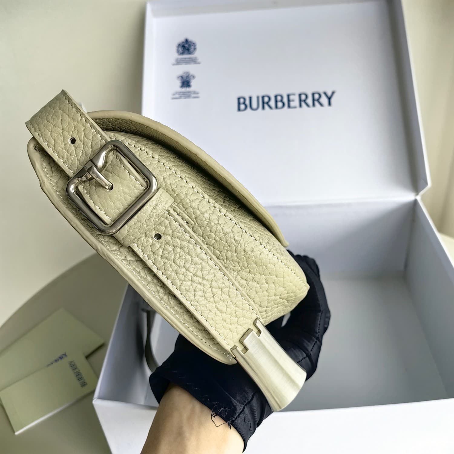 C149 Original Burberry bag. It features a standout design and is made from full-grain calfskin material, produced in Italy. The bag has a “B” shape; its name “Chess” comes from the polished metal chess and checkers ornaments. With leather shoulder straps, — image 3