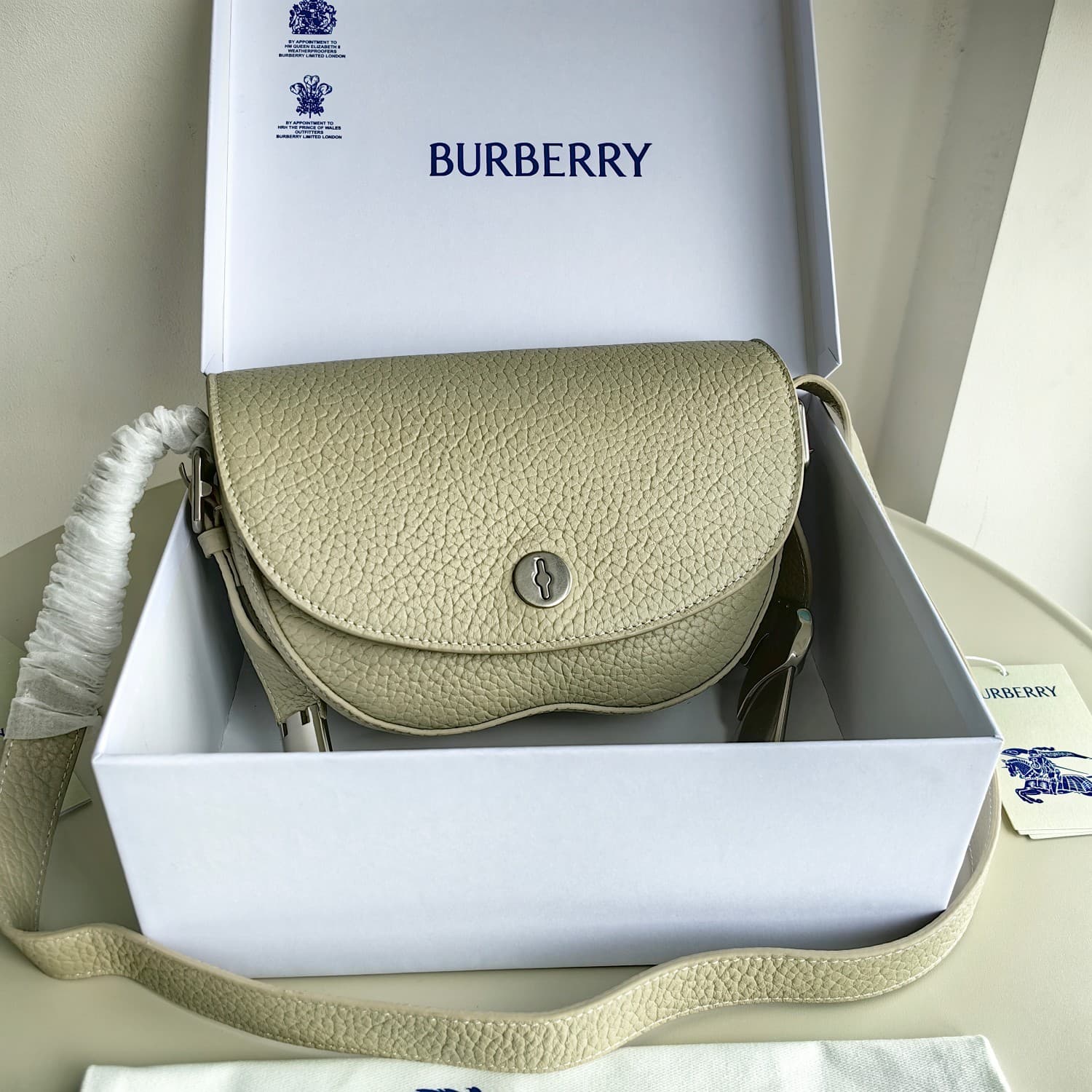 C149 Original Burberry bag. It features a standout design and is made from full-grain calfskin material, produced in Italy. The bag has a “B” shape; its name “Chess” comes from the polished metal chess and checkers ornaments. With leather shoulder straps, — image 1
