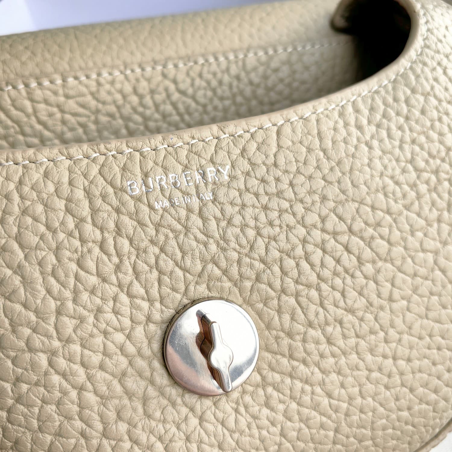 C149 Original Burberry bag. It features a standout design and is made from full-grain calfskin material, produced in Italy. The bag has a “B” shape; its name “Chess” comes from the polished metal chess and checkers ornaments. With leather shoulder straps, — image 7
