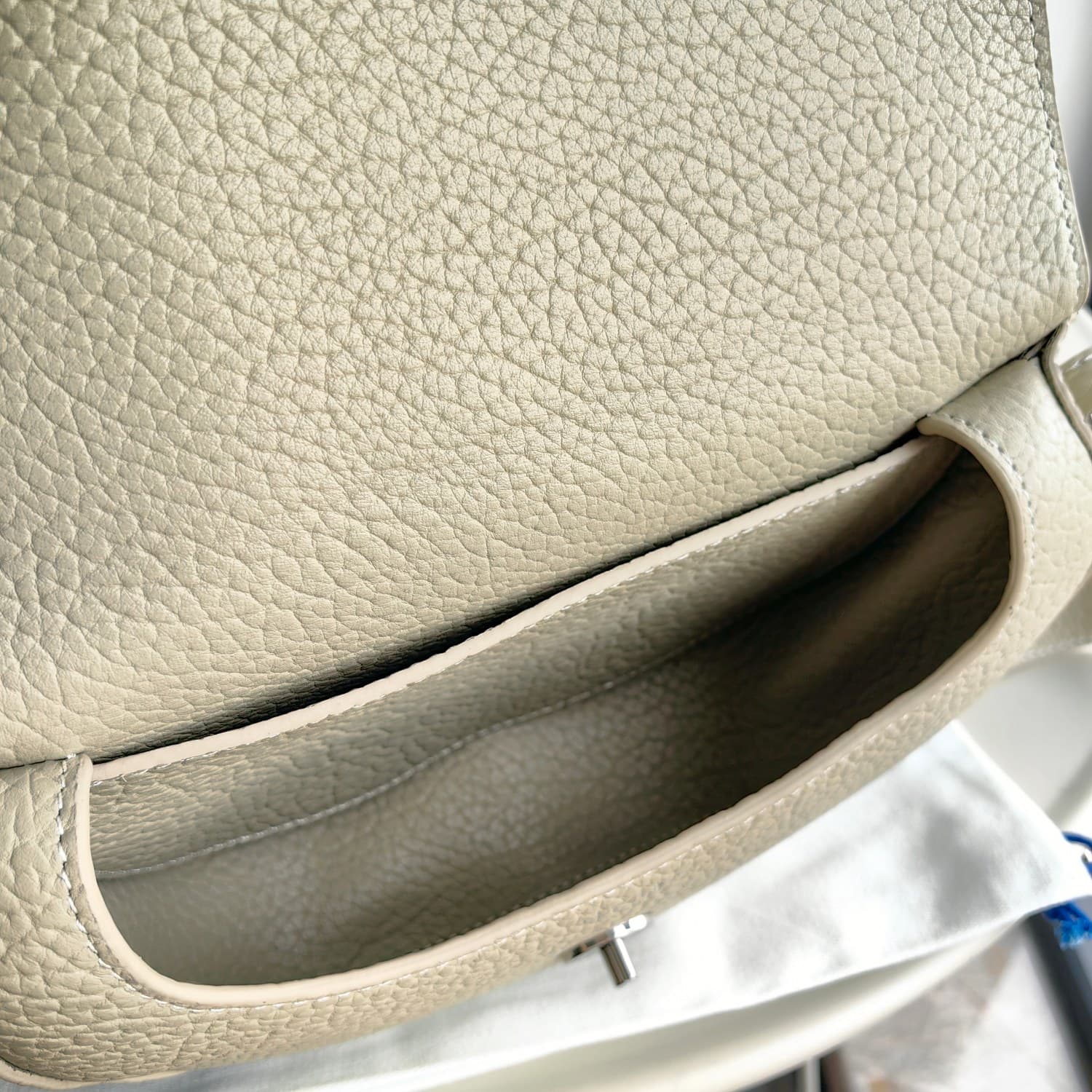 C149 Original Burberry bag. It features a standout design and is made from full-grain calfskin material, produced in Italy. The bag has a “B” shape; its name “Chess” comes from the polished metal chess and checkers ornaments. With leather shoulder straps, — image 8