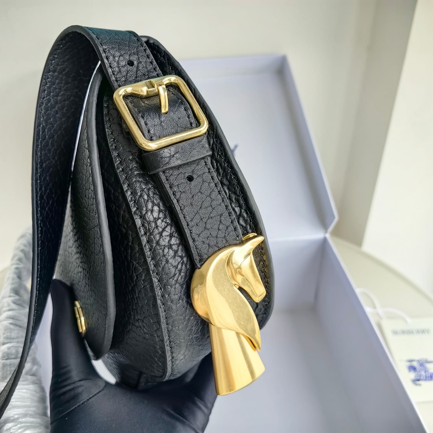 C148 Original Burberry bag. It features a standing style design and is made from full-grain calfskin material, manufactured in Italy. The design has a “B” shape; the name “Chess” refers to the polished metal chess and checkers decorations. It comes with l — image 4