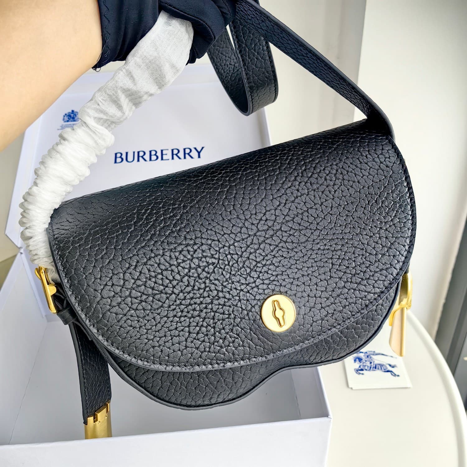C148 Original Burberry bag. It features a standing style design and is made from full-grain calfskin material, manufactured in Italy. The design has a “B” shape; the name “Chess” refers to the polished metal chess and checkers decorations. It comes with l — image 2