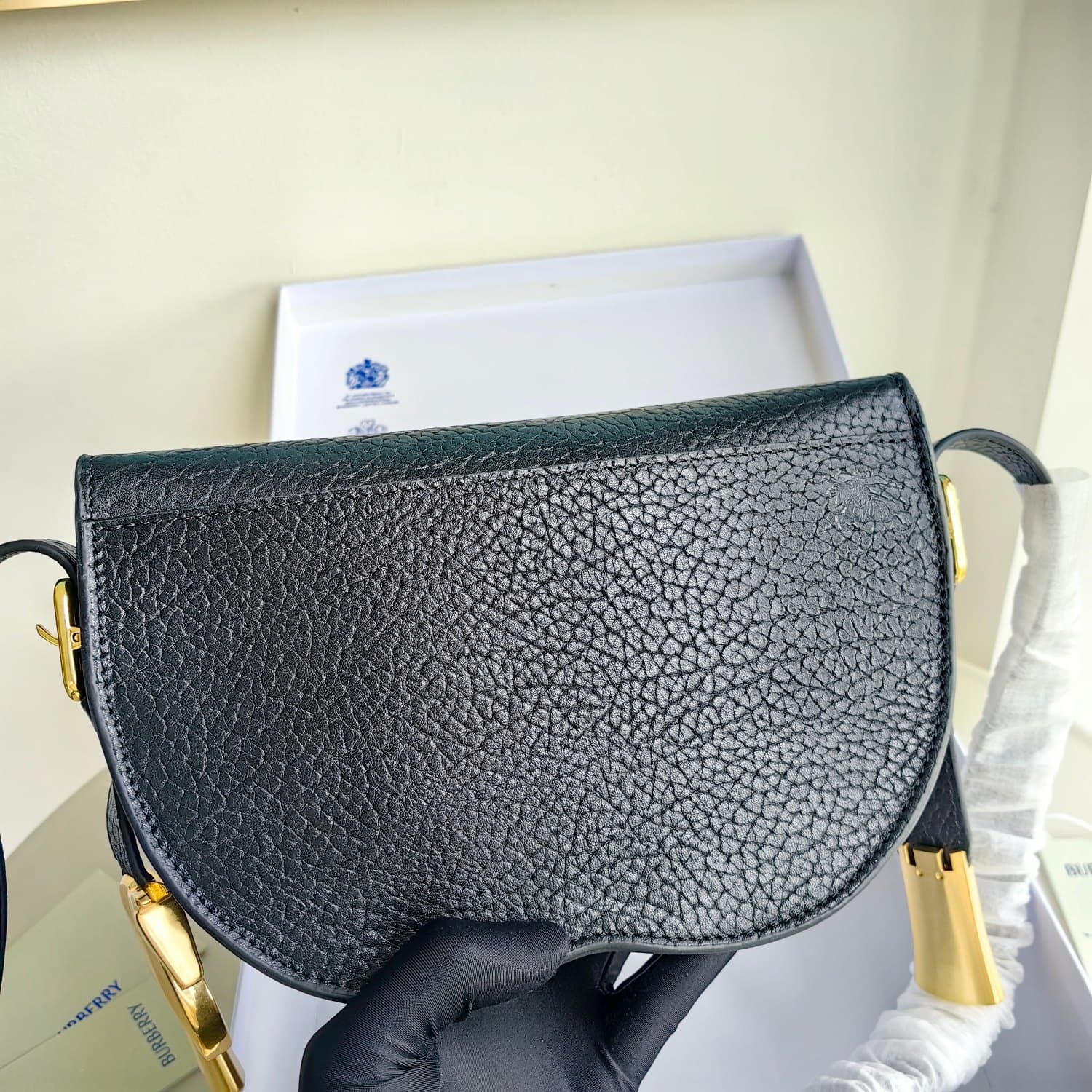 C148 Original Burberry bag. It features a standing style design and is made from full-grain calfskin material, manufactured in Italy. The design has a “B” shape; the name “Chess” refers to the polished metal chess and checkers decorations. It comes with l — image 5