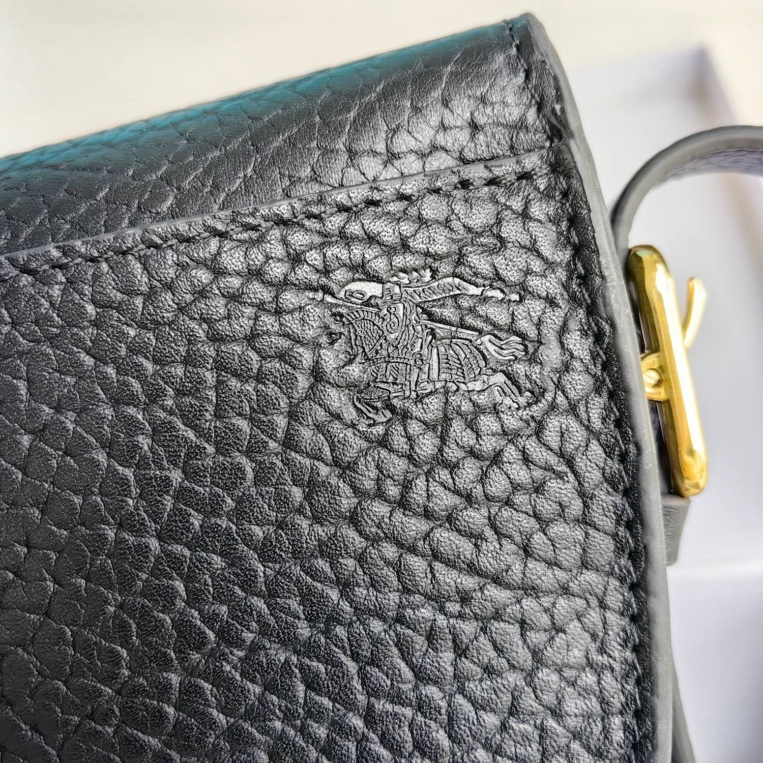 C148 Original Burberry bag. It features a standing style design and is made from full-grain calfskin material, manufactured in Italy. The design has a “B” shape; the name “Chess” refers to the polished metal chess and checkers decorations. It comes with l — image 6