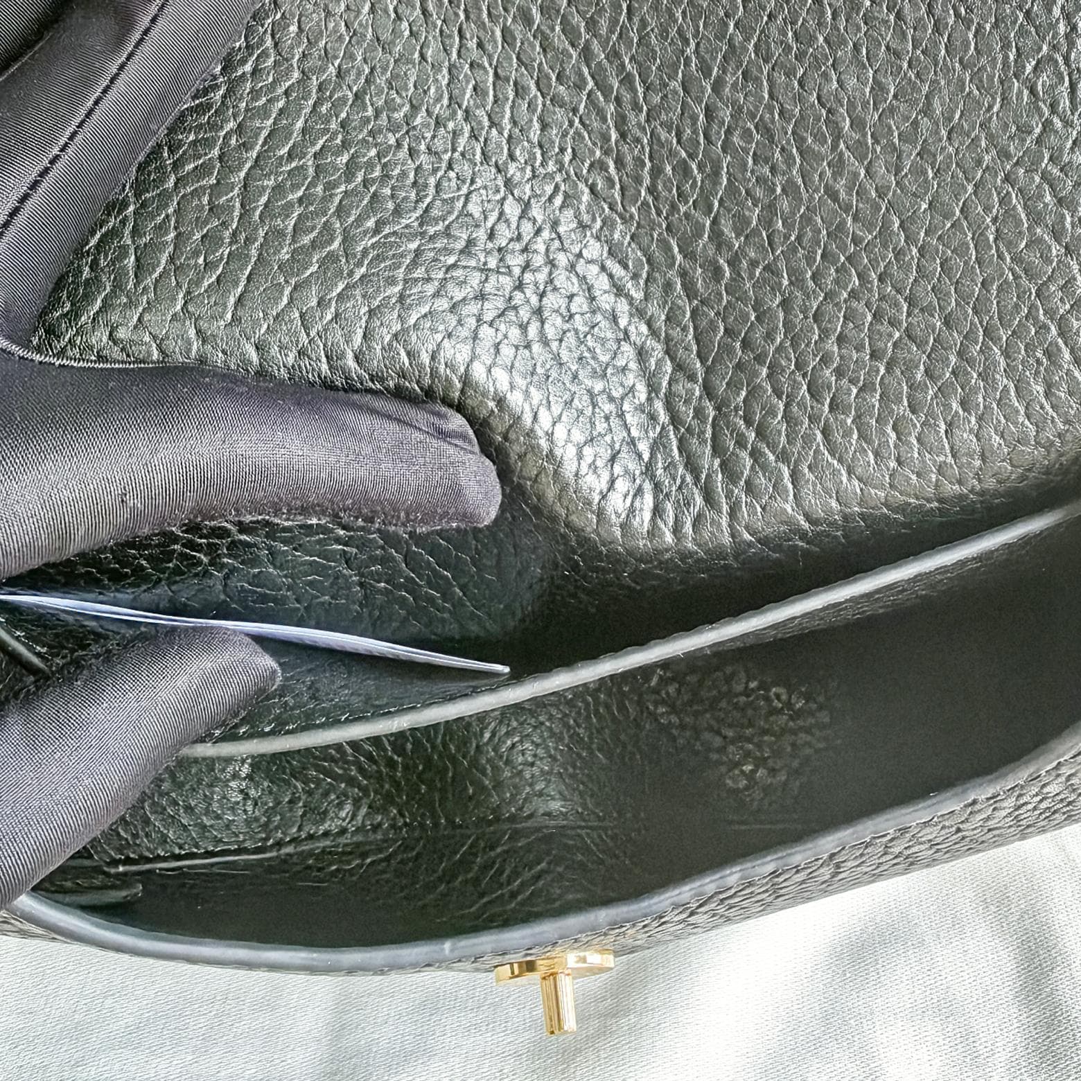 C148 Original Burberry bag. It features a standing style design and is made from full-grain calfskin material, manufactured in Italy. The design has a “B” shape; the name “Chess” refers to the polished metal chess and checkers decorations. It comes with l — image 8