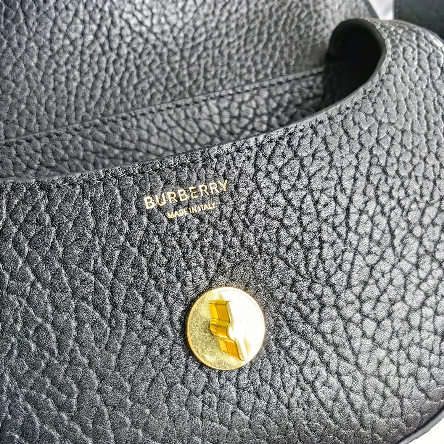 C148 Original Burberry bag. It features a standing style design and is made from full-grain calfskin material, manufactured in Italy. The design has a “B” shape; the name “Chess” refers to the polished metal chess and checkers decorations. It comes with l — image 7