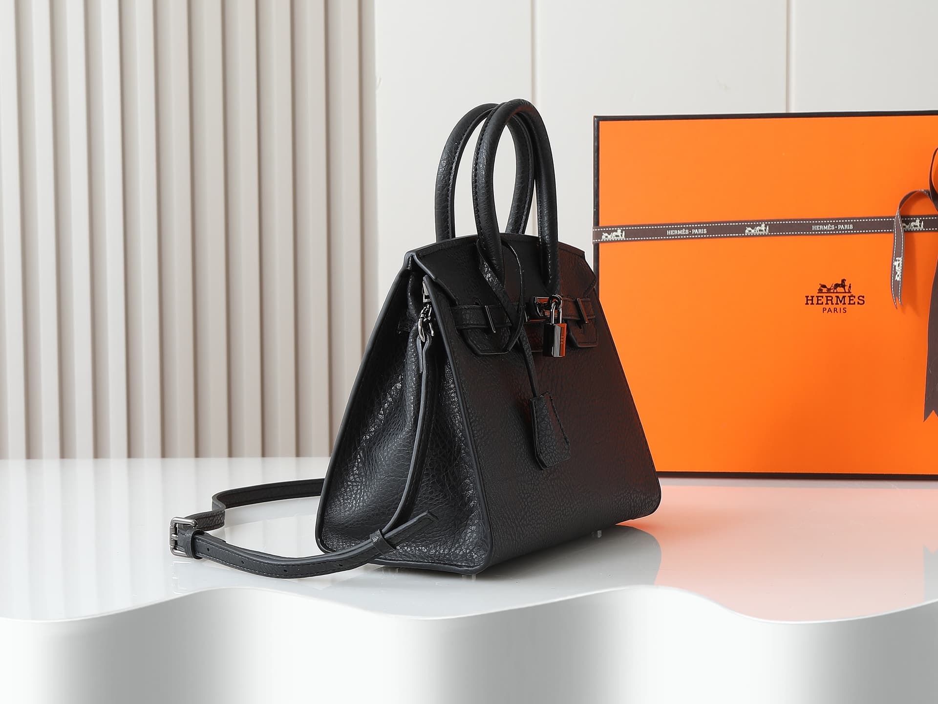 C4835 New version of 11925 – upgraded version, original design. Hermès platinum elephant pattern: black color. It’s a high-end women’s casual briefcase, similar to those available at specialty stores. It’s a crossbody bag with extremely fine and elegant c — image 3