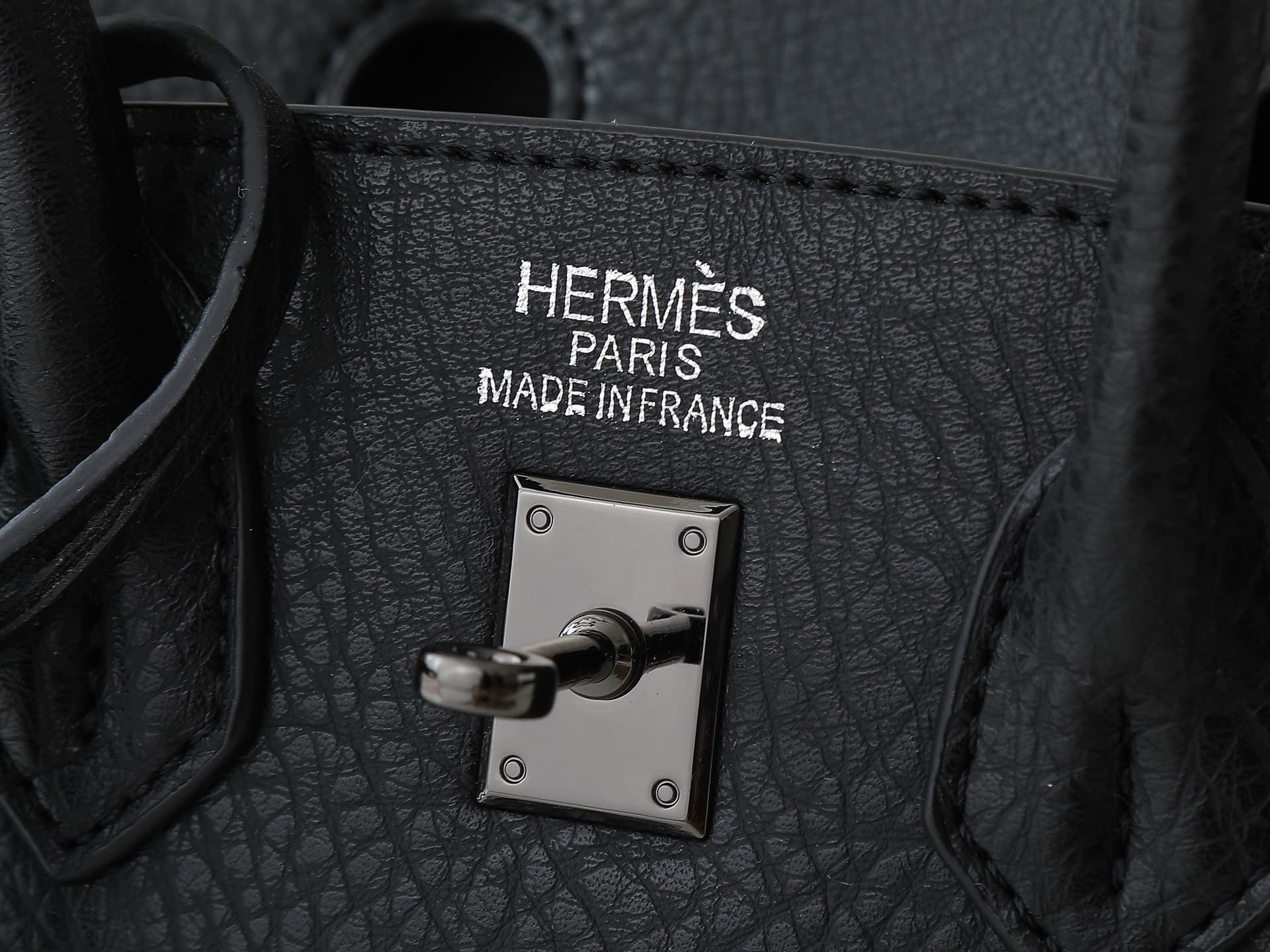 C4835 New version of 11925 – upgraded version, original design. Hermès platinum elephant pattern: black color. It’s a high-end women’s casual briefcase, similar to those available at specialty stores. It’s a crossbody bag with extremely fine and elegant c — image 8