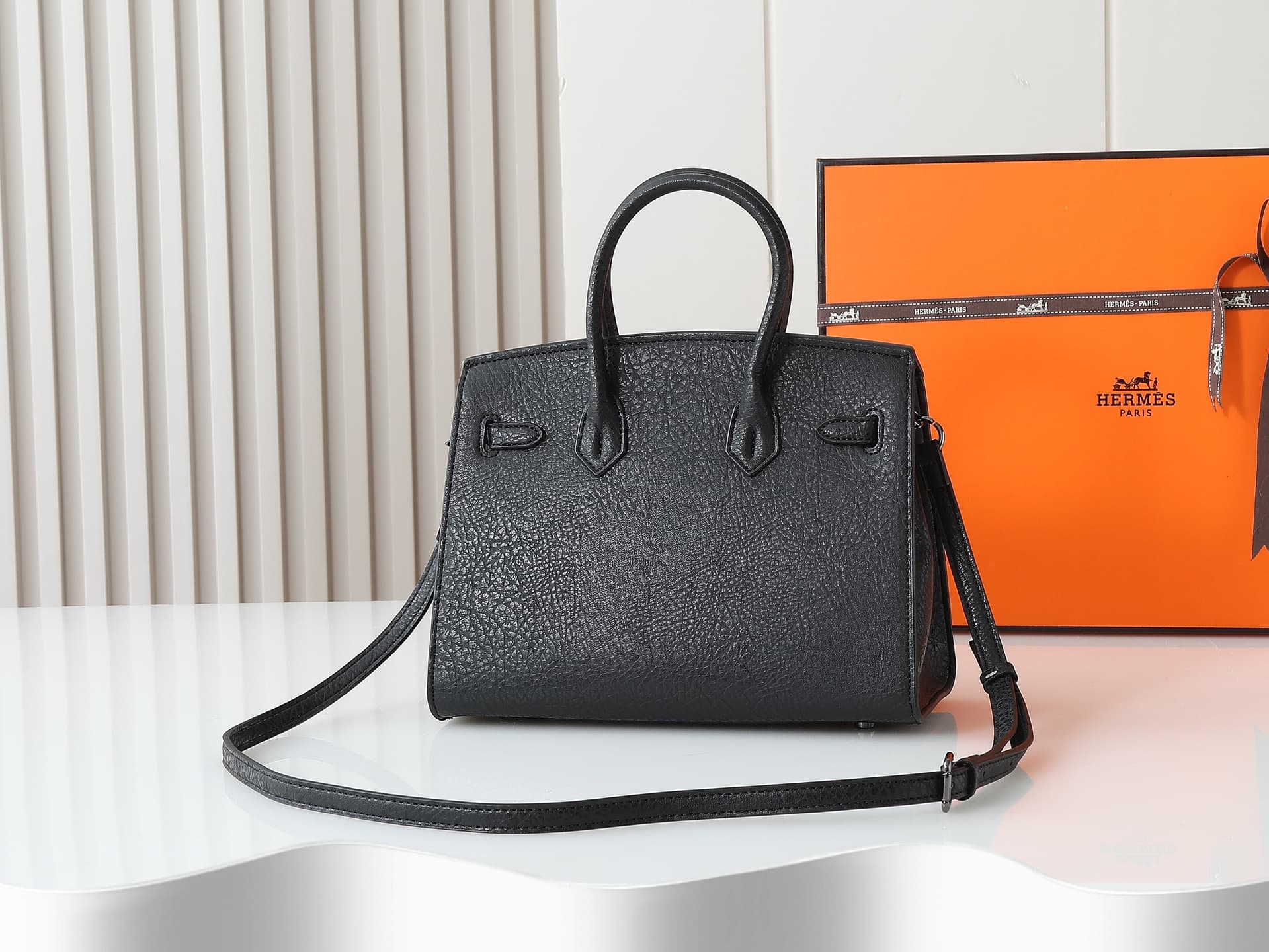 C4835 New version of 11925 – upgraded version, original design. Hermès platinum elephant pattern: black color. It’s a high-end women’s casual briefcase, similar to those available at specialty stores. It’s a crossbody bag with extremely fine and elegant c — image 2