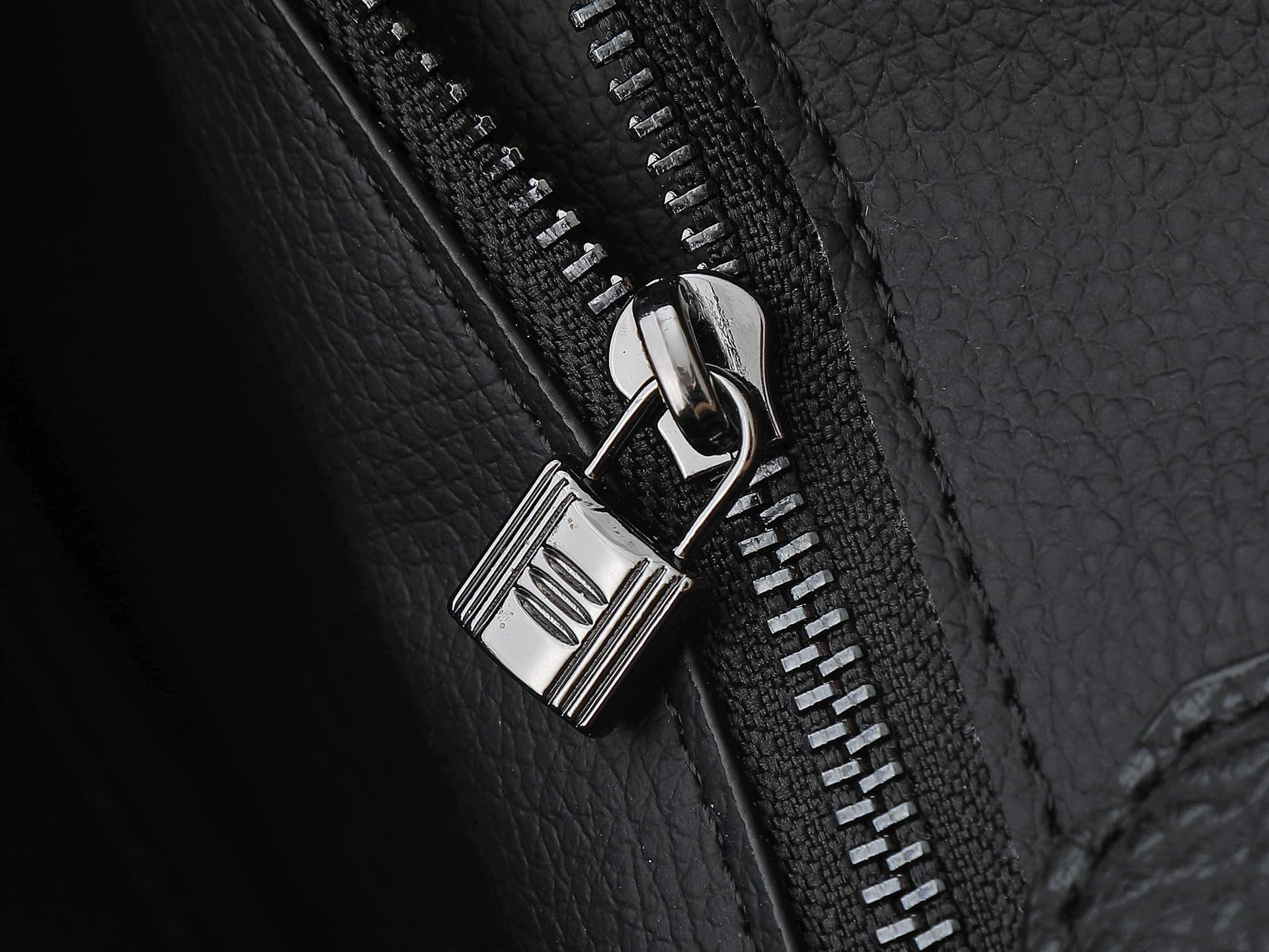 C4835 New version of 11925 – upgraded version, original design. Hermès platinum elephant pattern: black color. It’s a high-end women’s casual briefcase, similar to those available at specialty stores. It’s a crossbody bag with extremely fine and elegant c — image 7